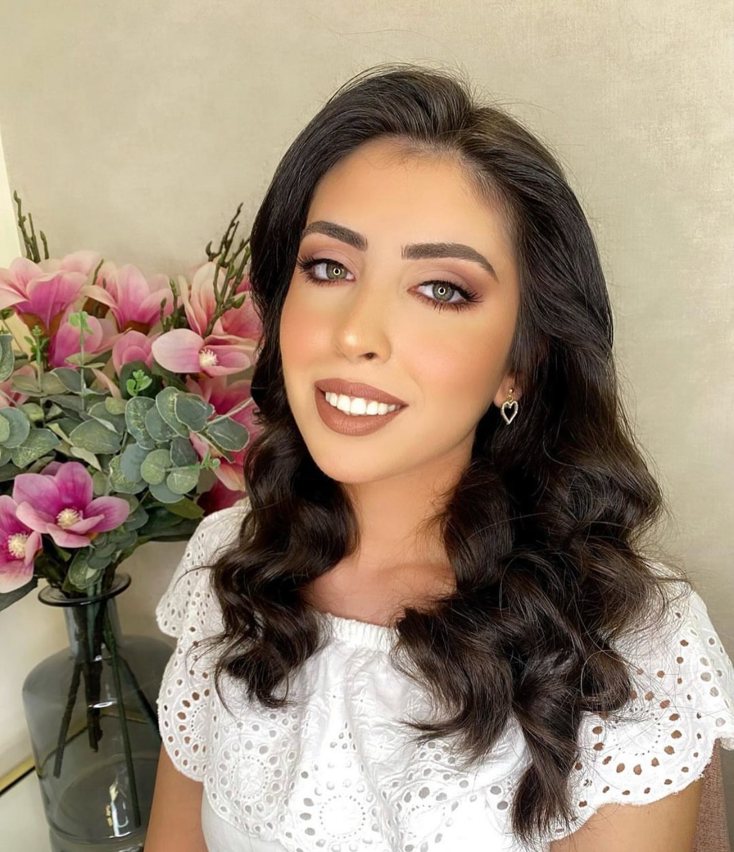 Elegantes rizos color espresso con una suave onda