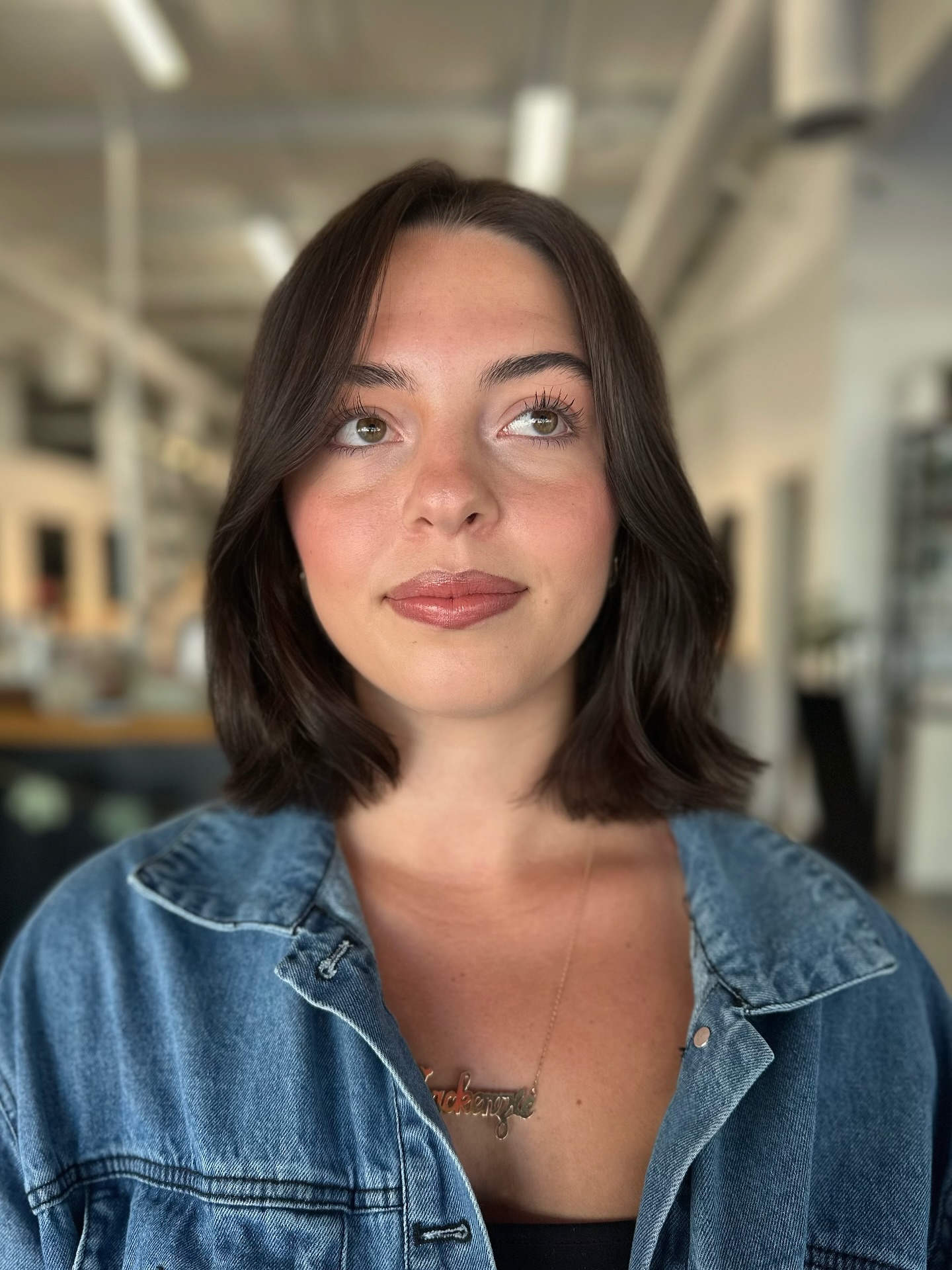 Bob castaño brillante con una suave curva