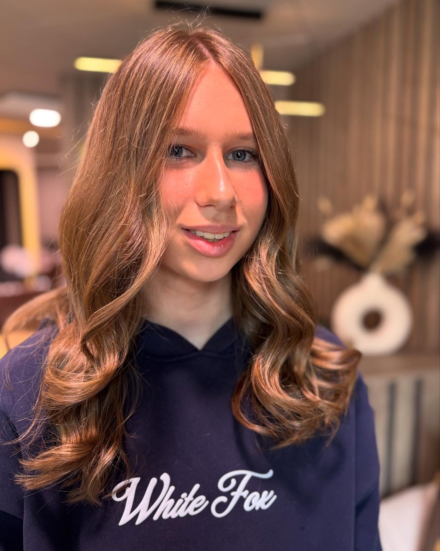 Multi-Tonal Chestnut Waves with Face-Framing Highlights
