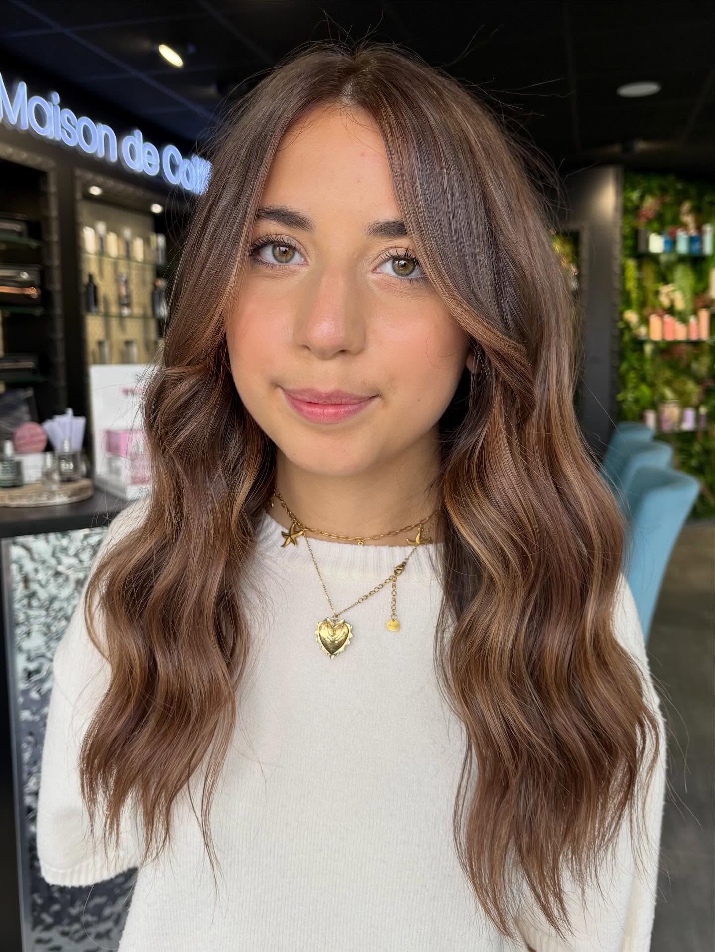 Yumuşak Yüz Çerçevelemeli Vurgulu Doğal Esmer Dalgalar