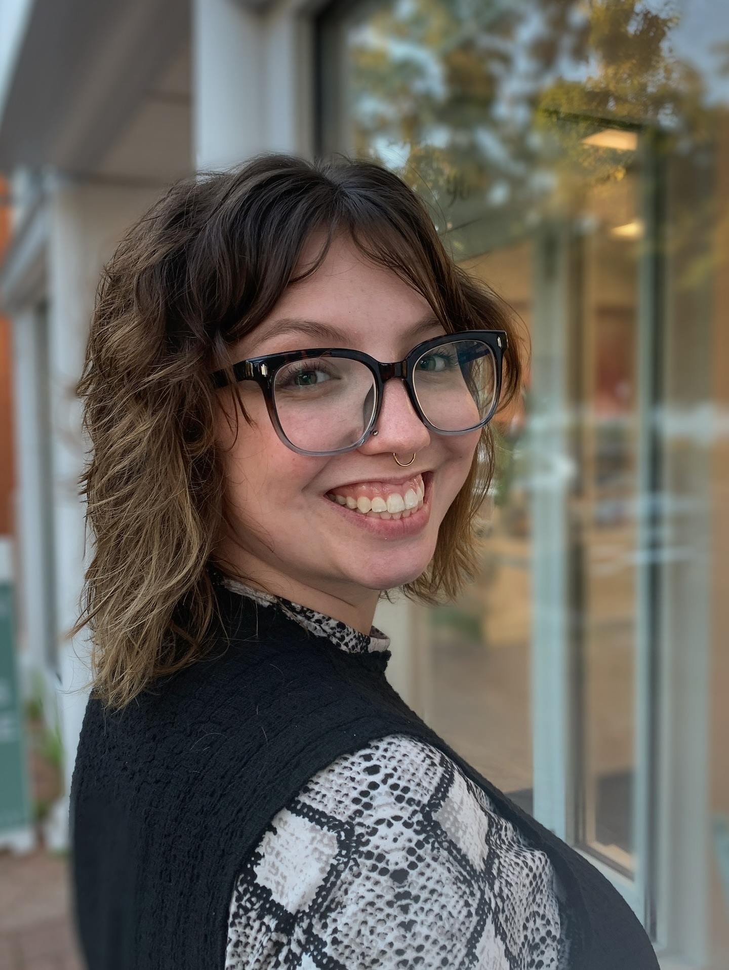 Dokulu Dalgalı Şakacı Dağınık Bob Saç