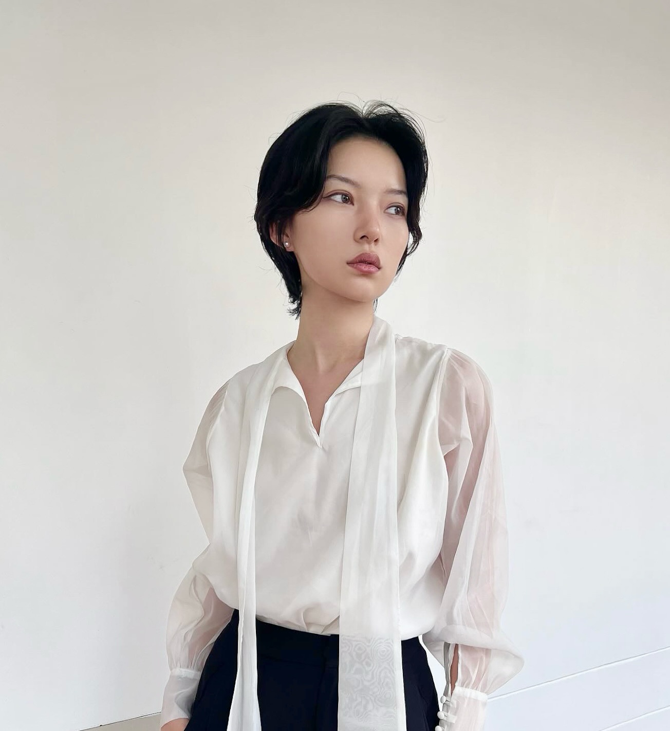 Refined Black Layered Bob with Gentle Waves