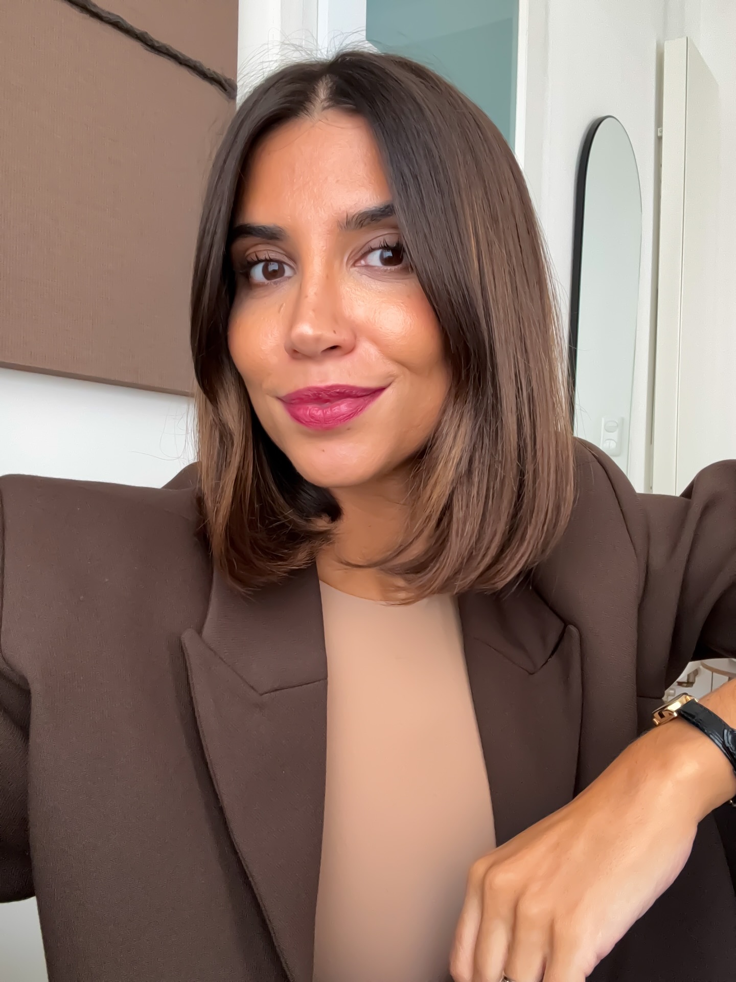 Lob asimétrico castaño intenso con volumen