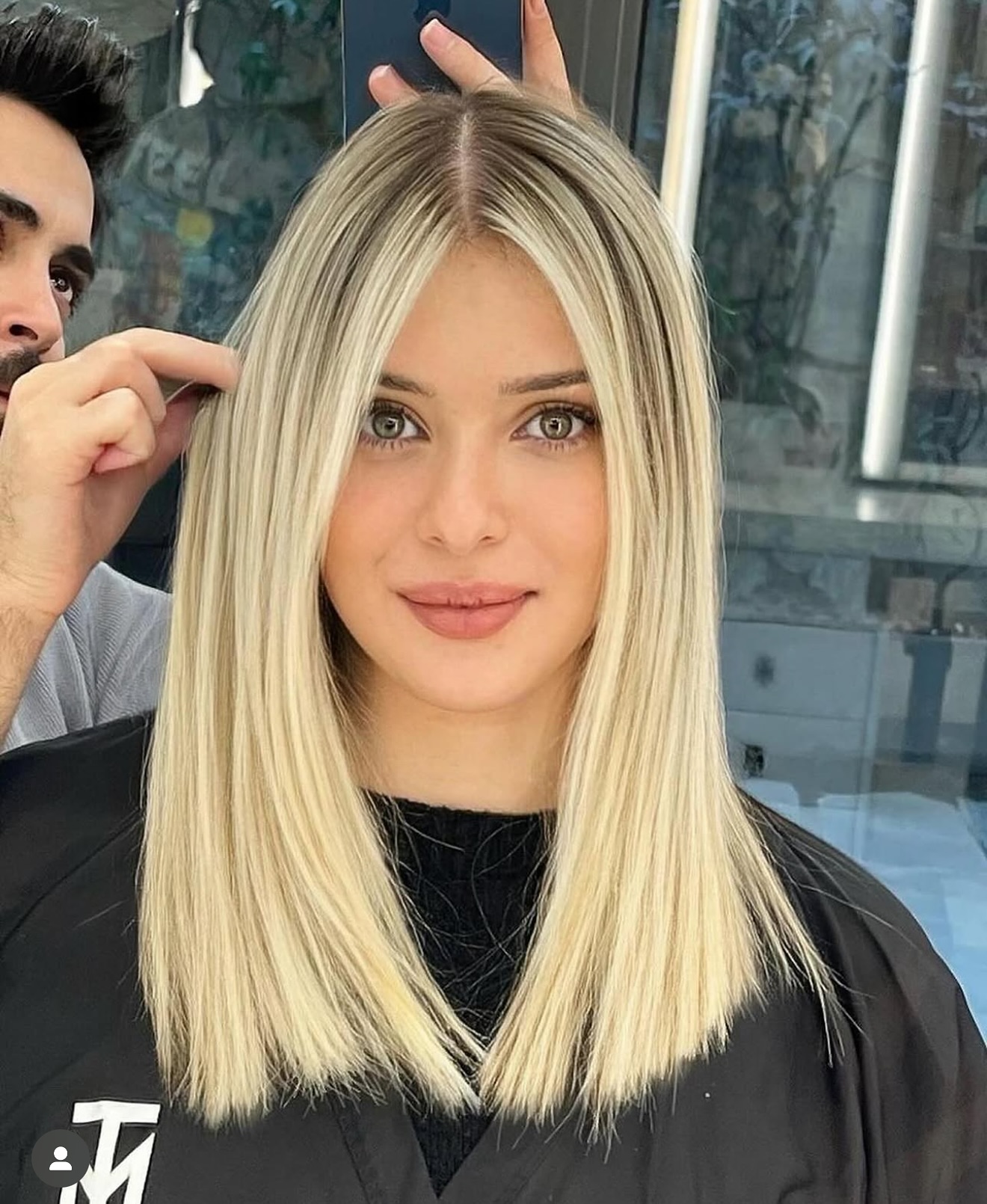 Corte de precisión rubio elegante con raíces sombreadas naturales