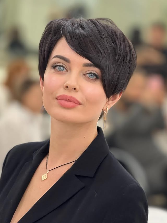 Sleek Midnight Bob with Glistening Undertones