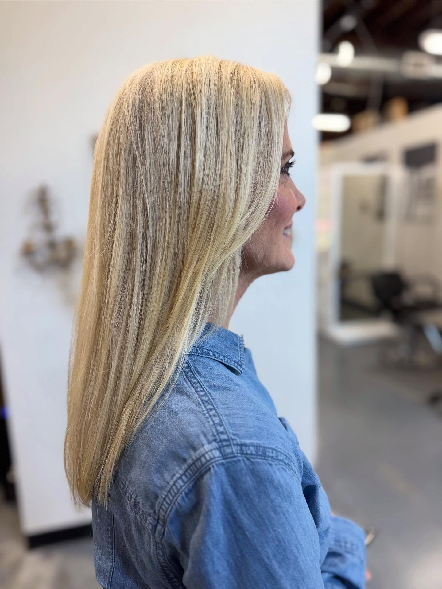 Sleek Vanilla Blonde Layered Cut