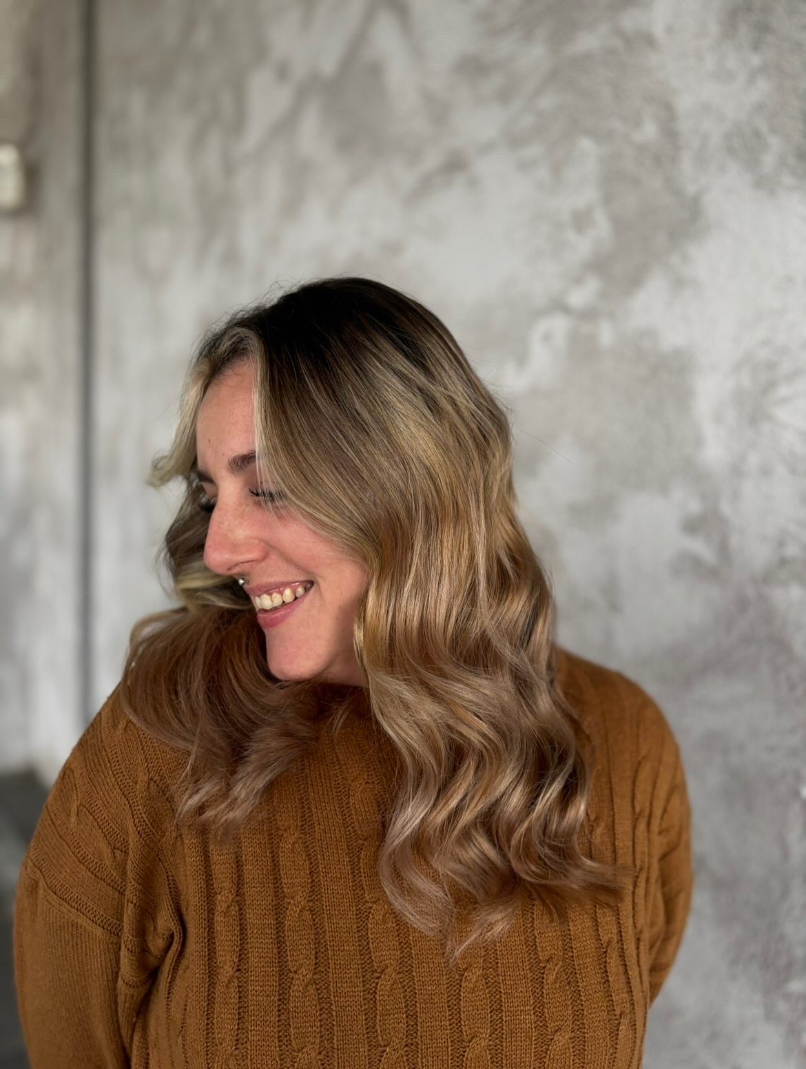 Gölgeli Köklere Sahip Yumuşak Sarı Dalgalar