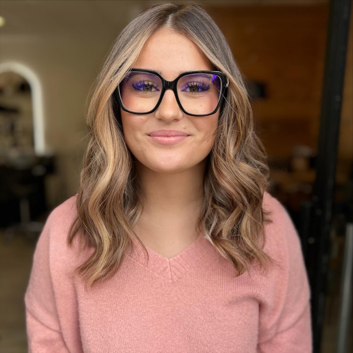 Yumuşak Kumral Dalgalar ve Cesur Gözlük Kontrastı