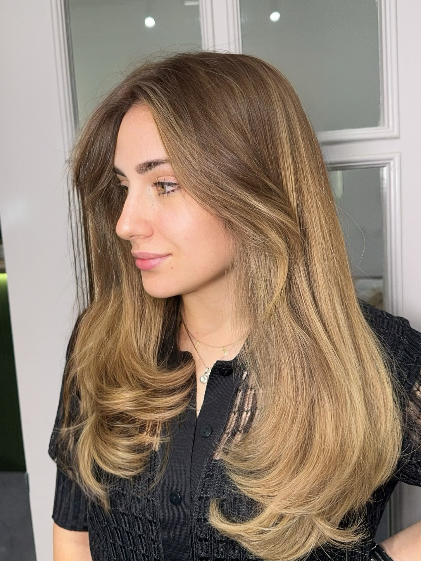 Soft Mocha Layers with Face-Framing Highlights
