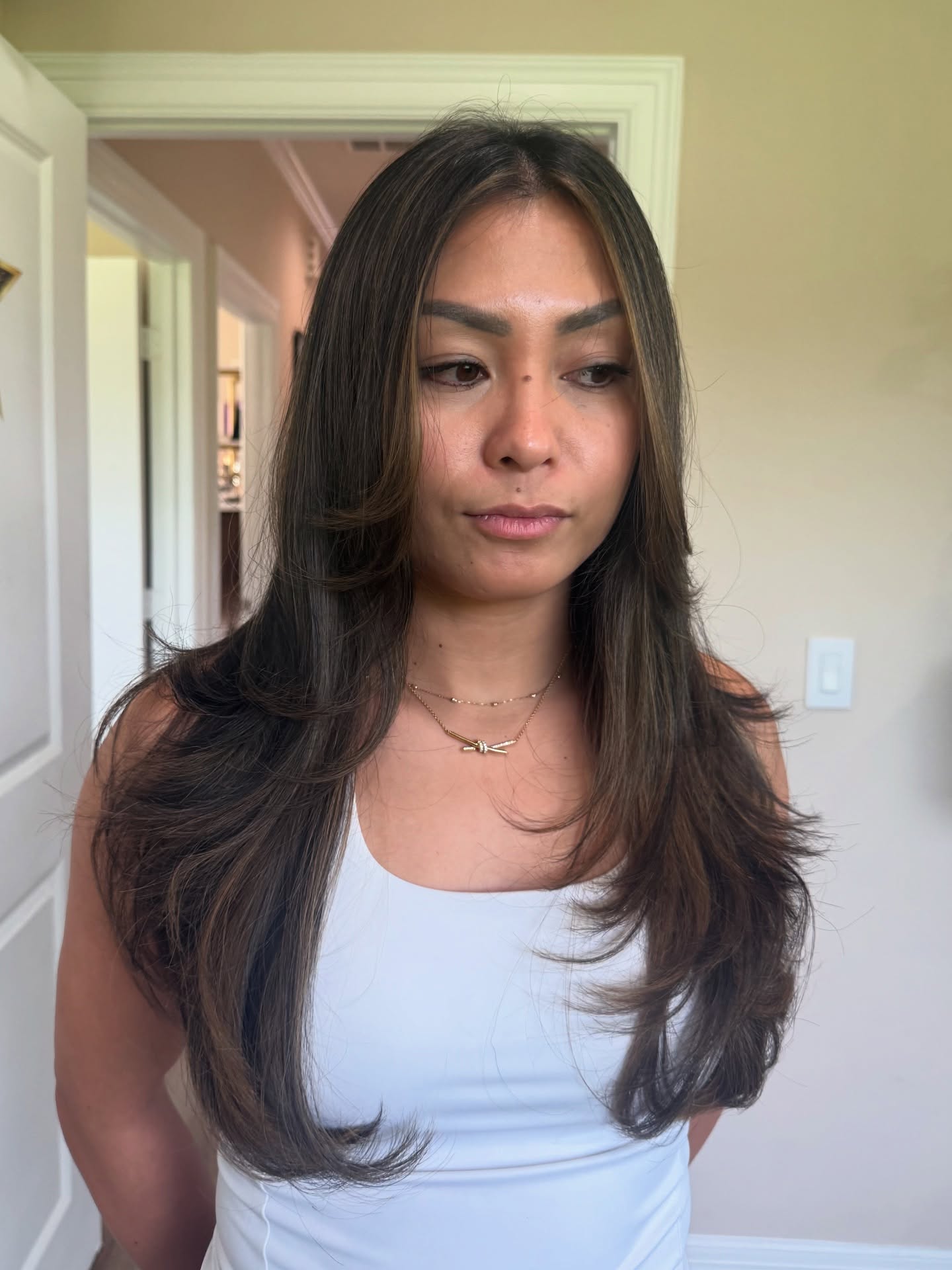 Capas largas suavemente desfiladas con reflejos naturales