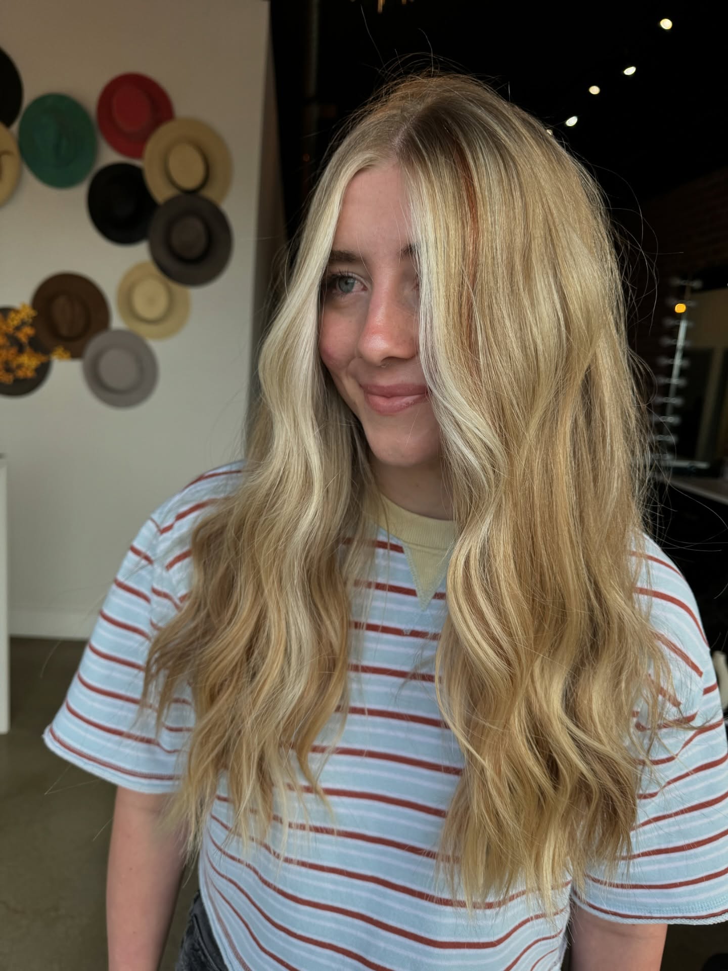 Ondas rubias vainilla sutiles con suave contraste