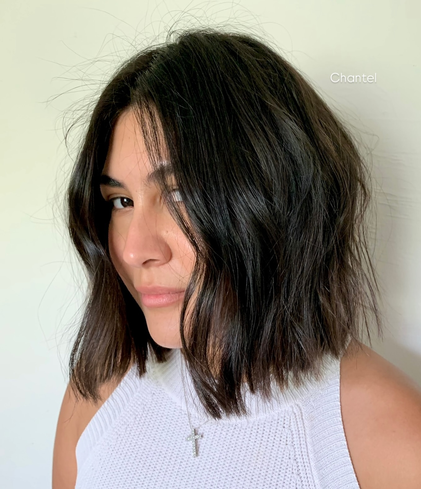 Corte negro texturizado con ondas sutiles