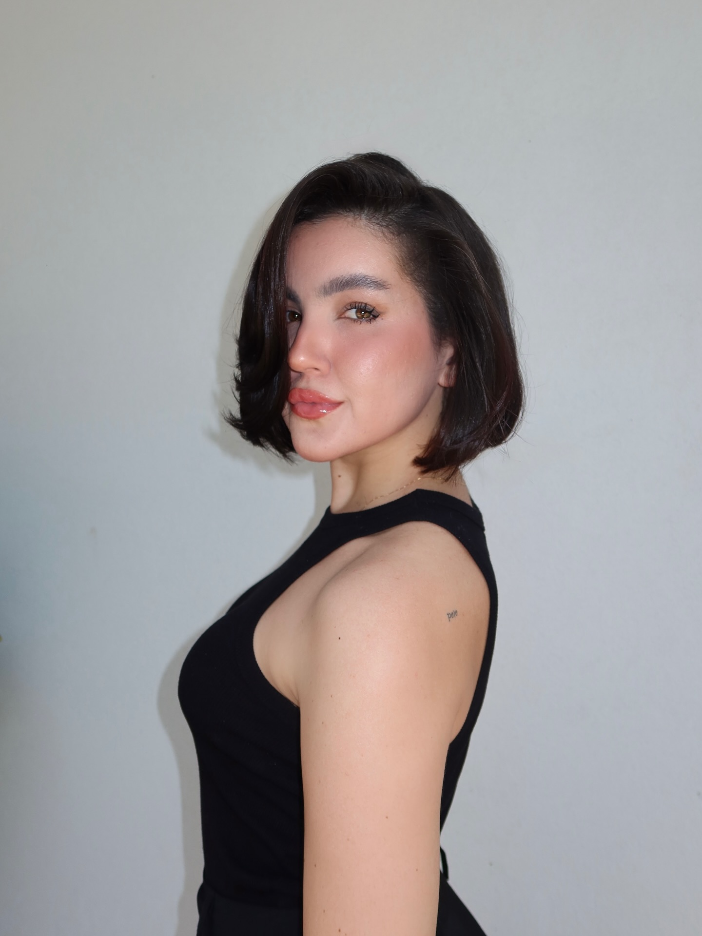 Chic Dark Chestnut Bob with Subtle Highlights