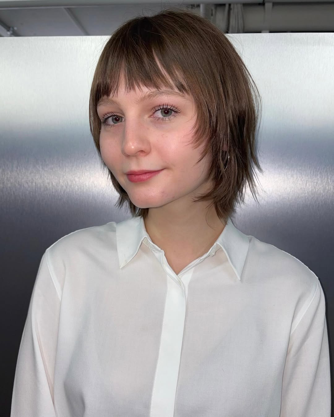 Bob castanho chique com franja leve e desfiada