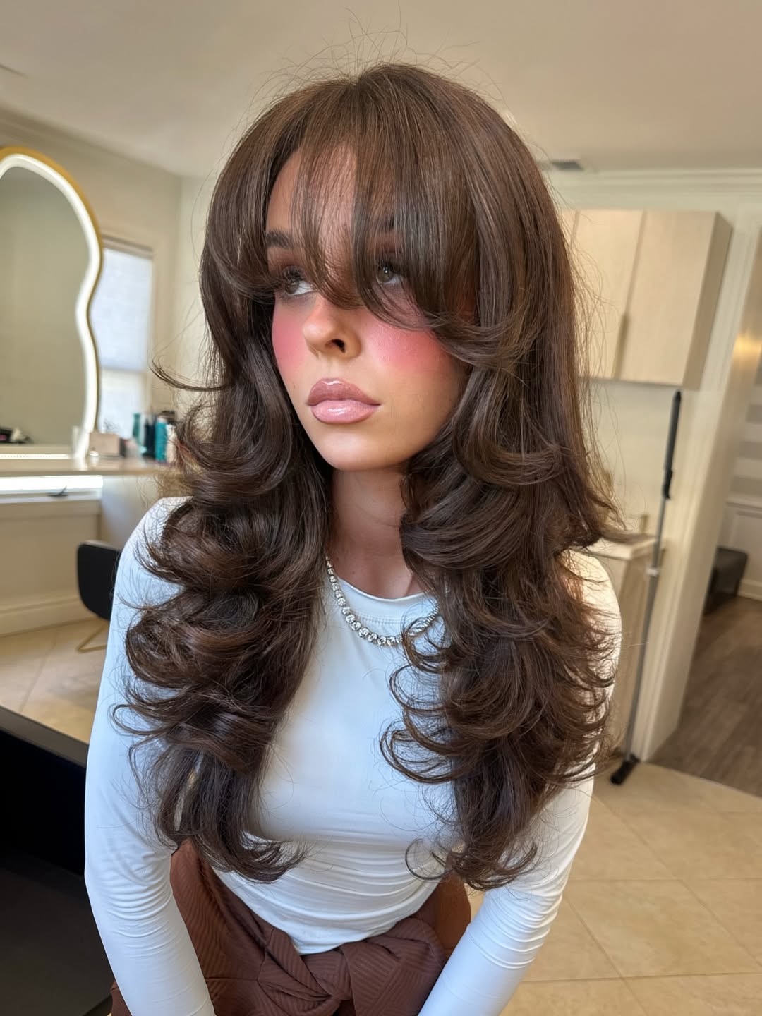 Ondas de chocolate luxuosas com franja leve e desfiada.