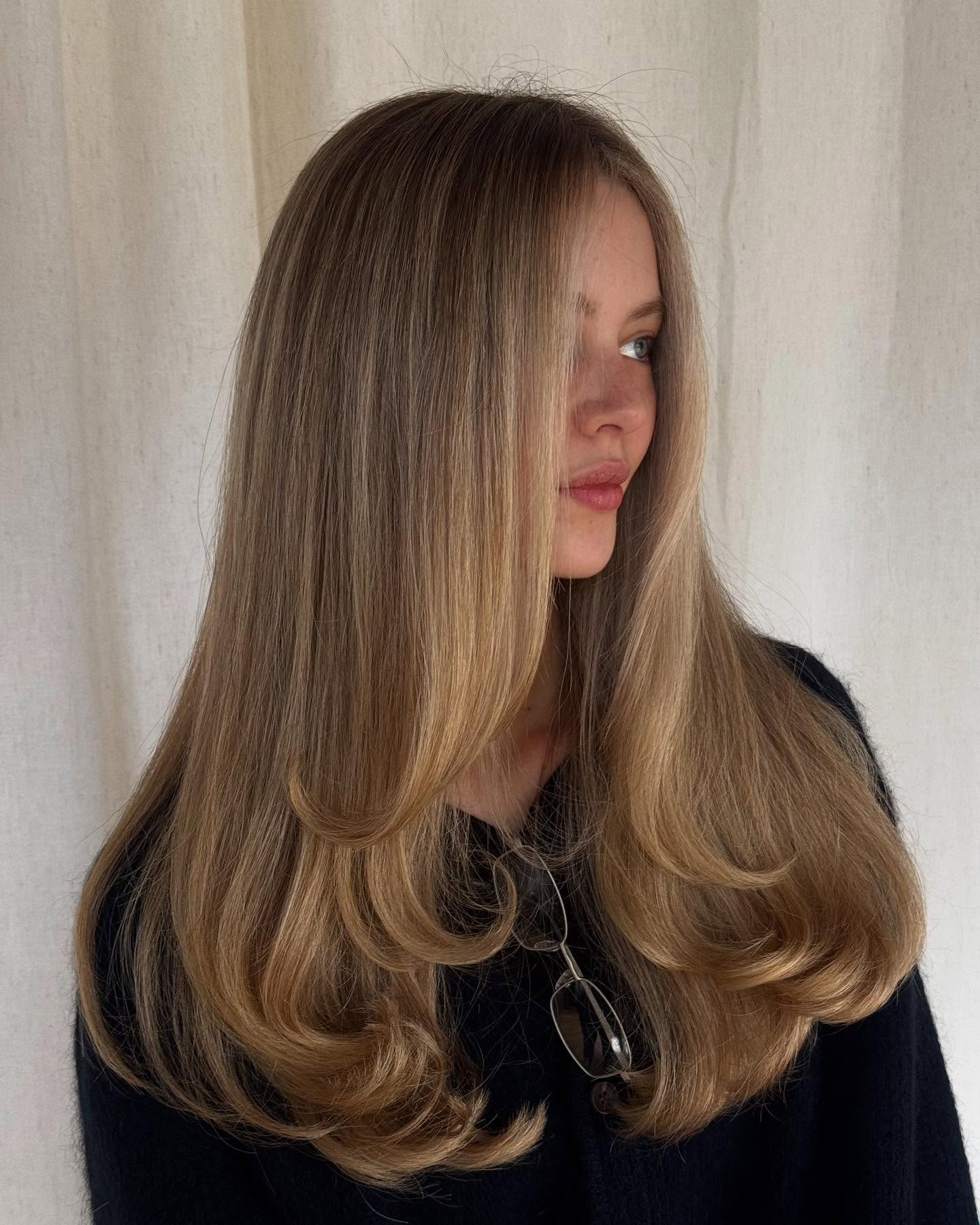 Luxurious Golden Blonde Waves with Subtle Layers