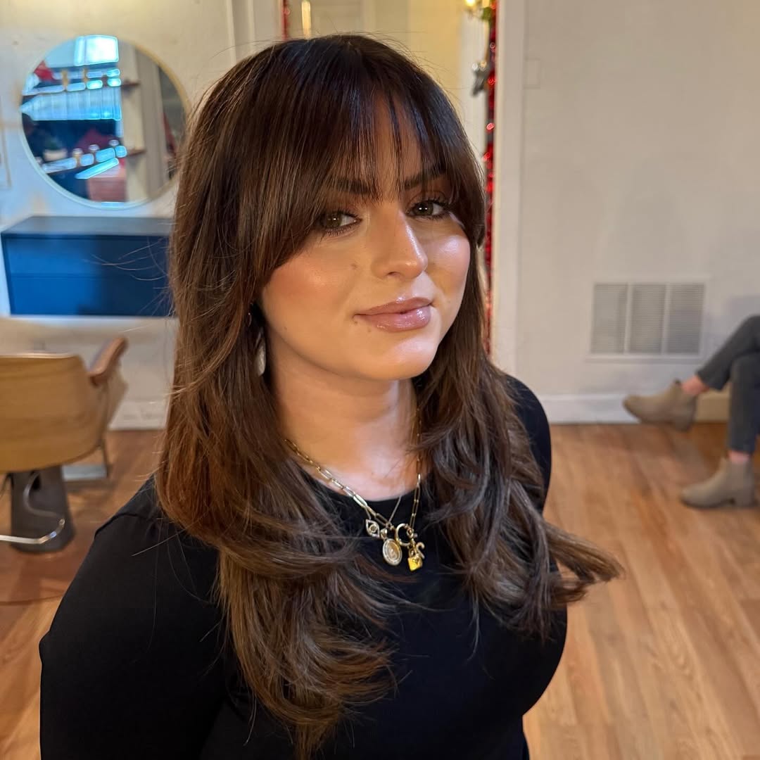 Ondas castanhas intensas com uma franja delicada e desfiada.