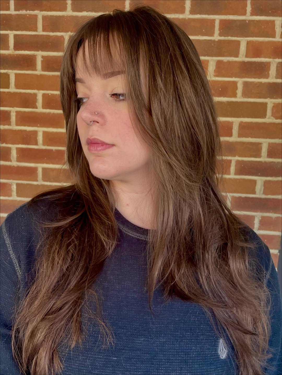 Ondas castanhas texturizadas com franja ultraleve