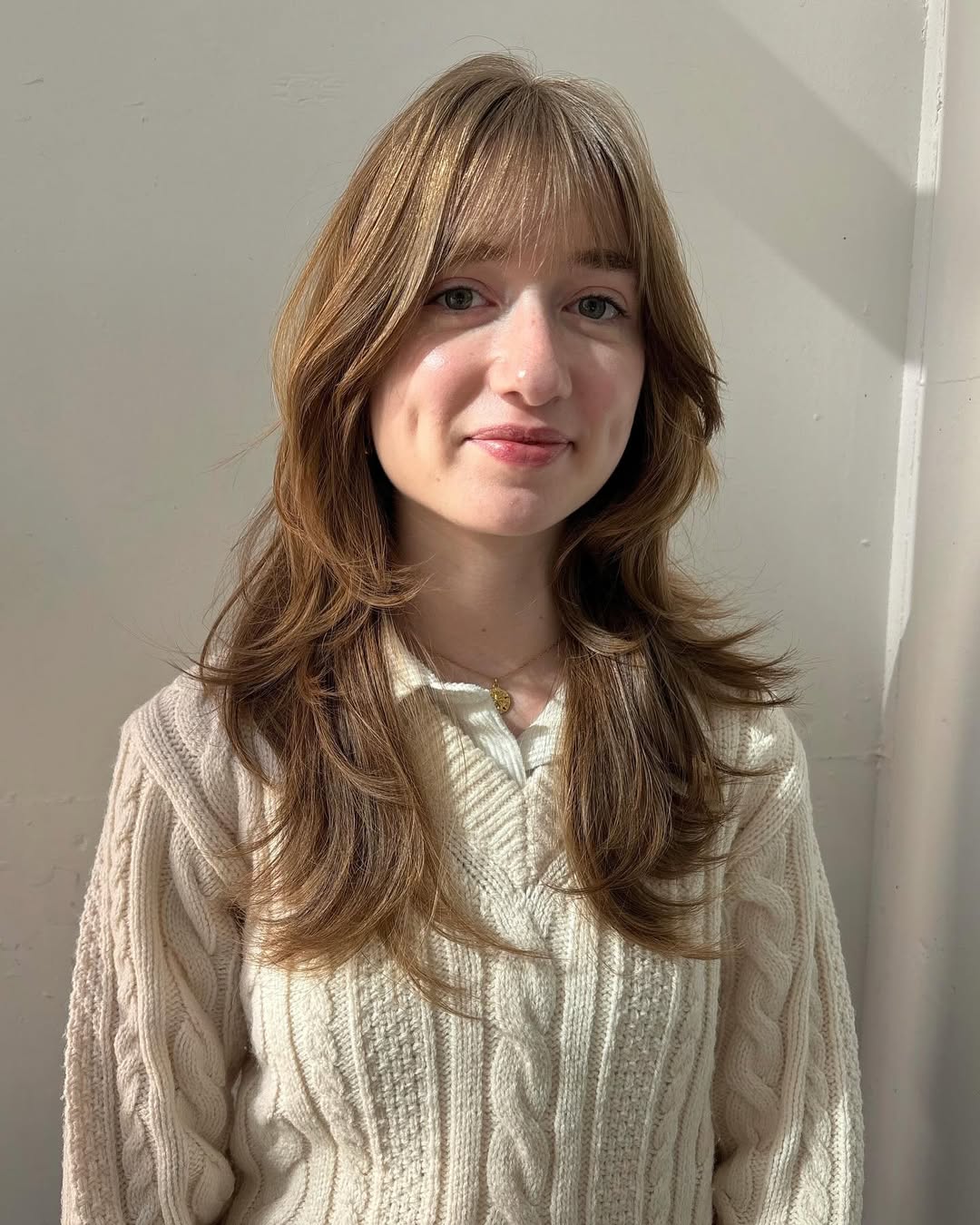 Camadas onduladas em tom caramelo com franja cortina desfiada