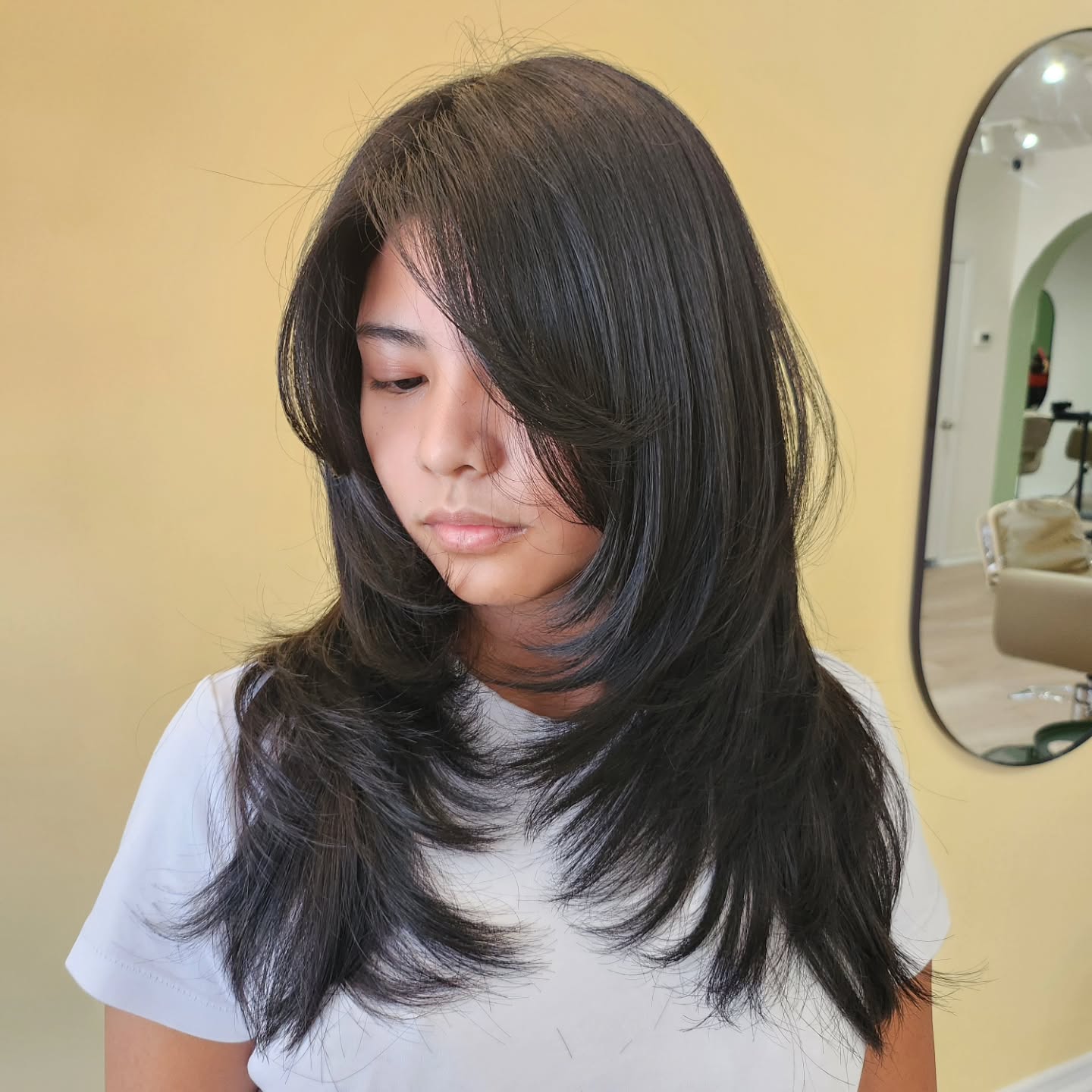 Ondas pretas ousadas com corte de comprimento médio