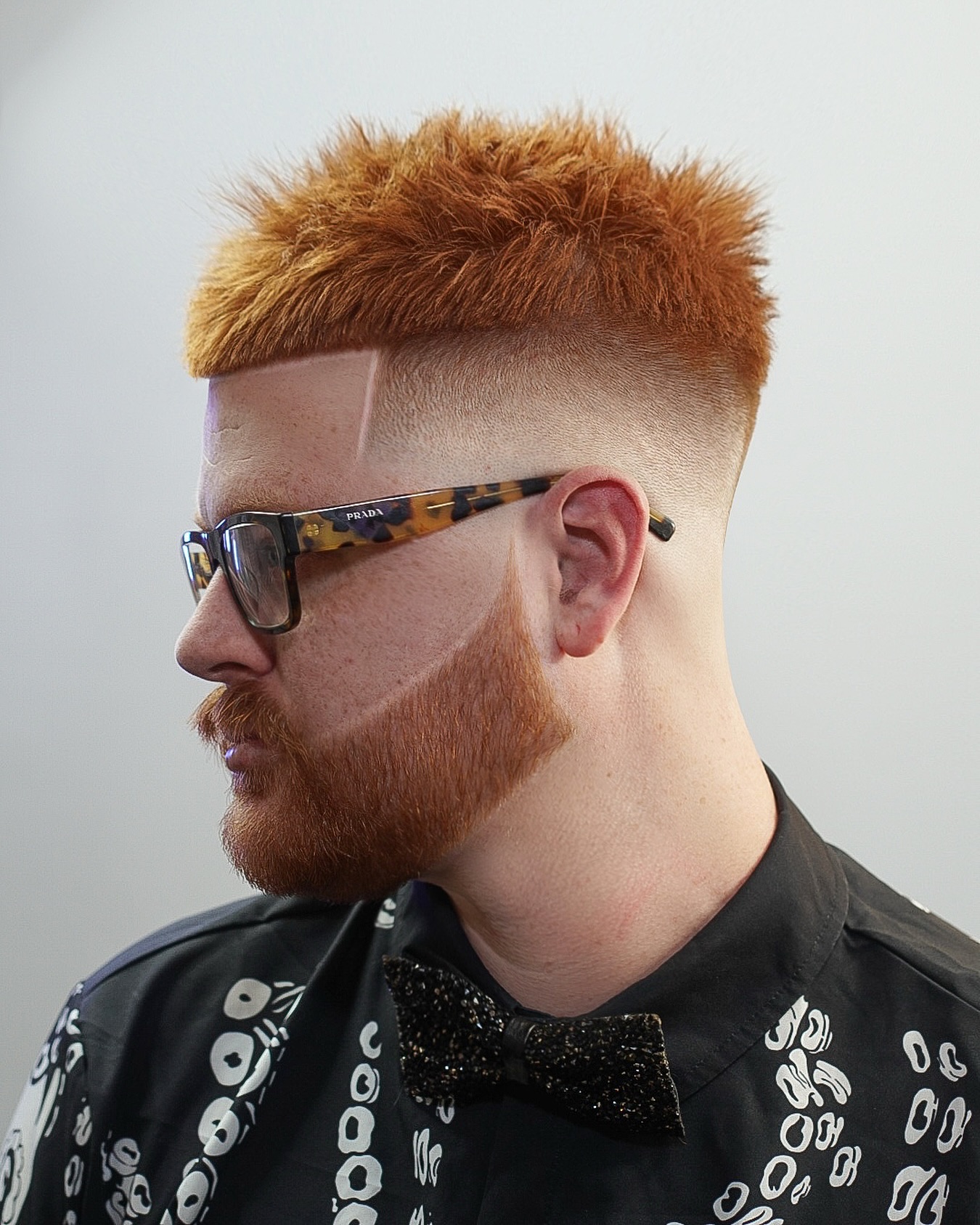 Markantes, kupferfarbenes Flattop mit geschwungenen Seiten