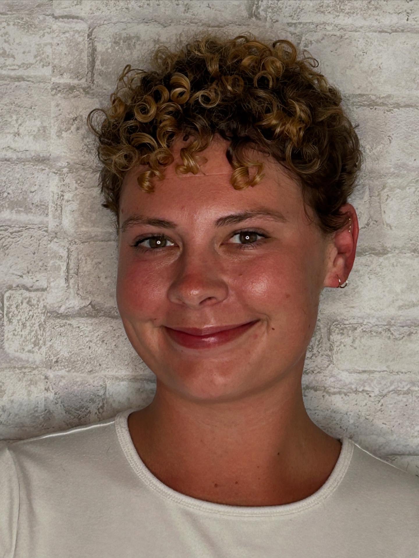 Pixie encaracolado espiral claro com mechas naturais