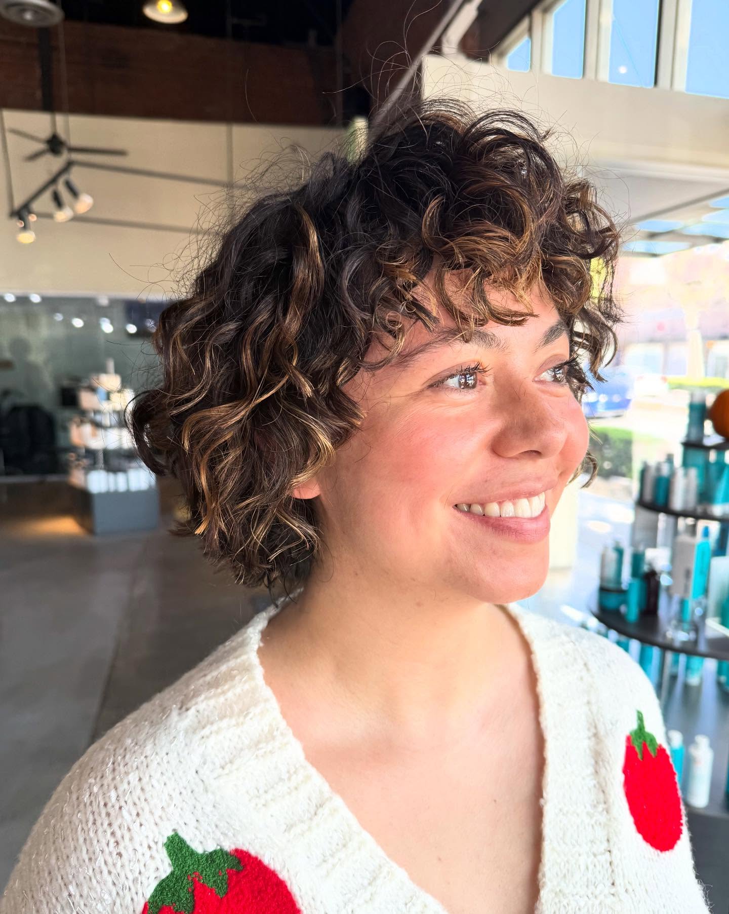 Corte curto cacheado e despenteado encantador