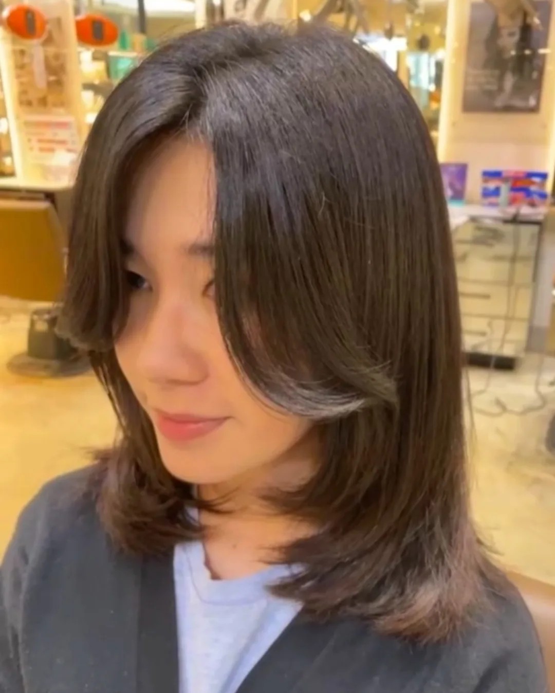 Corte long bob castanho chique com ondas suaves