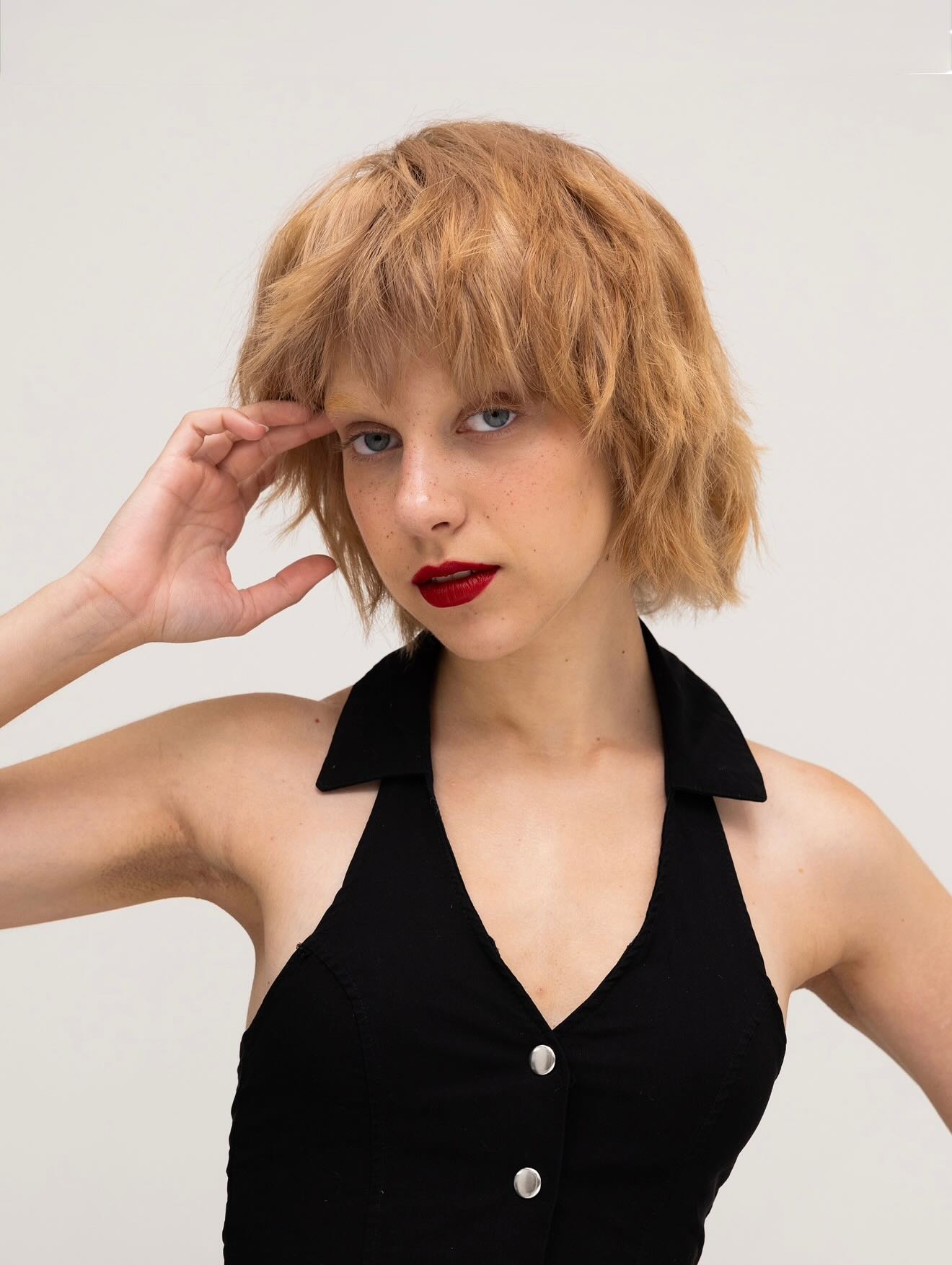 Stufiger, erdbeerblonder Bob mit Pony