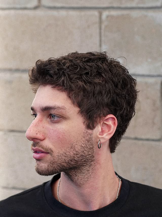 Lockiger, lässiger Taper-Haarschnitt mit natürlicher Definition