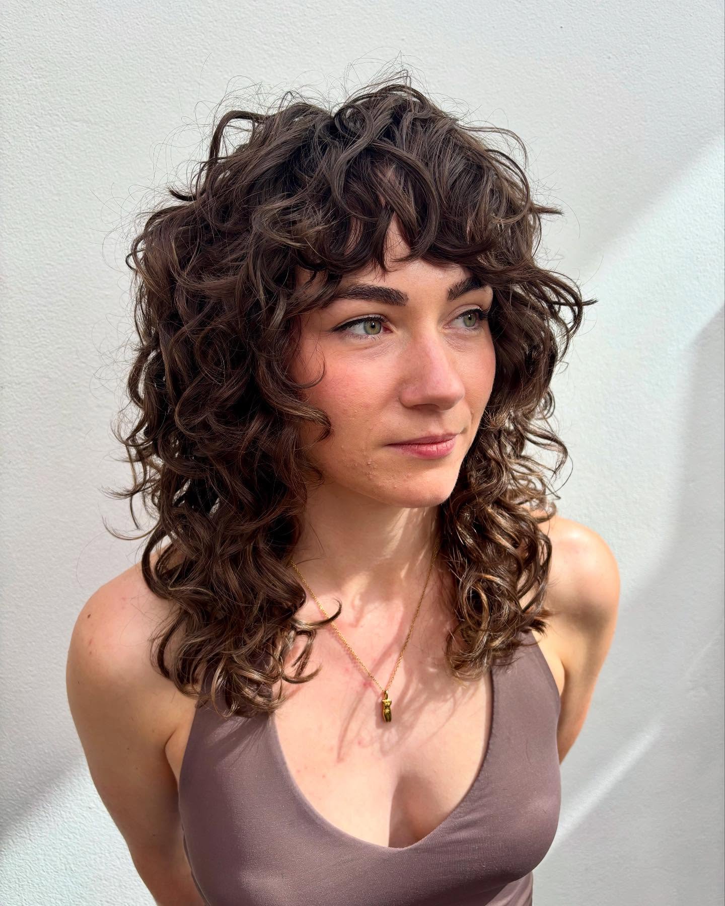 Lockiger Schokoladenbrauner Bob mit fallenden Locken