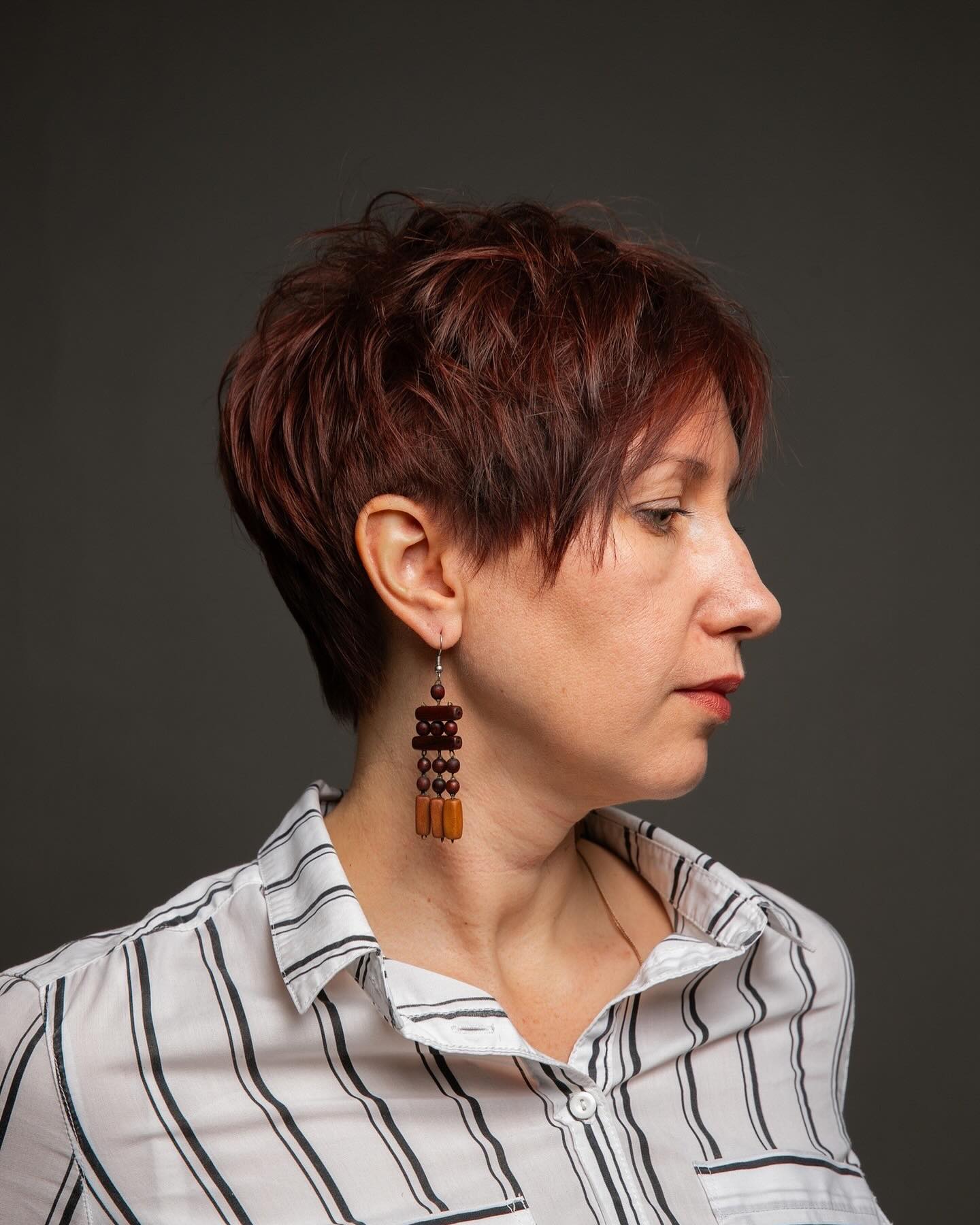 Dynamischer rotbrauner Pixie mit strukturierten Stufen