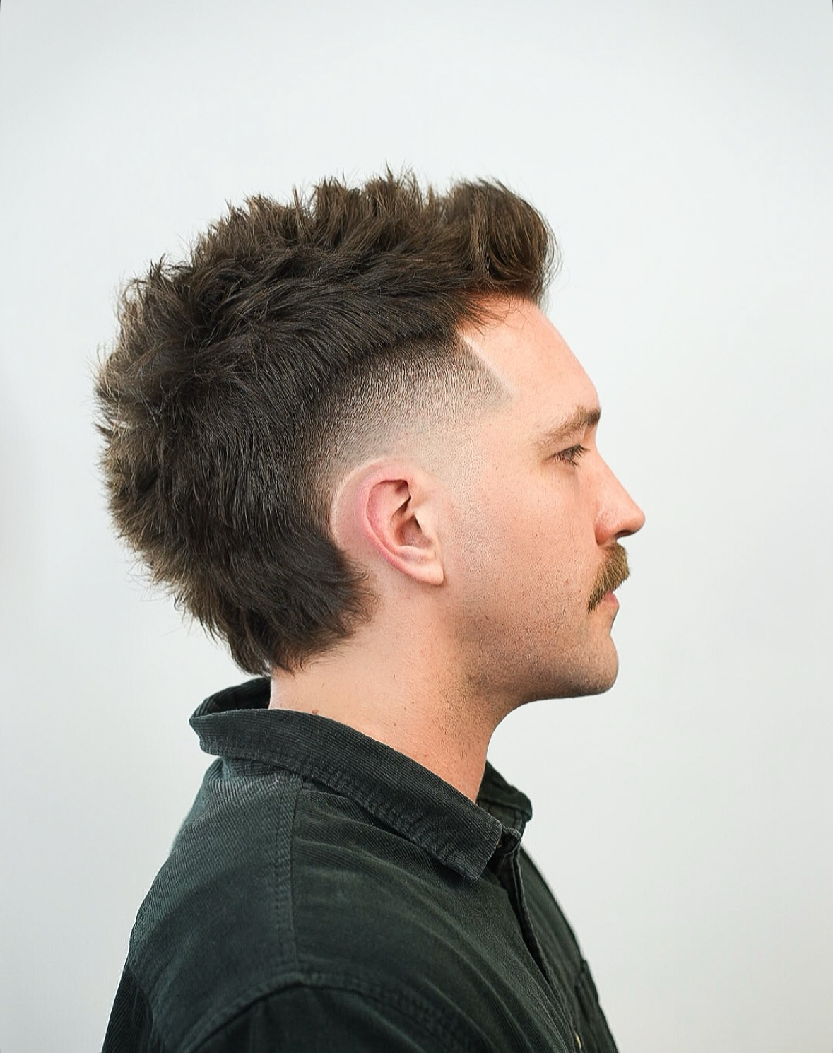 Dynamische, strukturierte Pompadourfrisur mit präzisem Farbverlauf