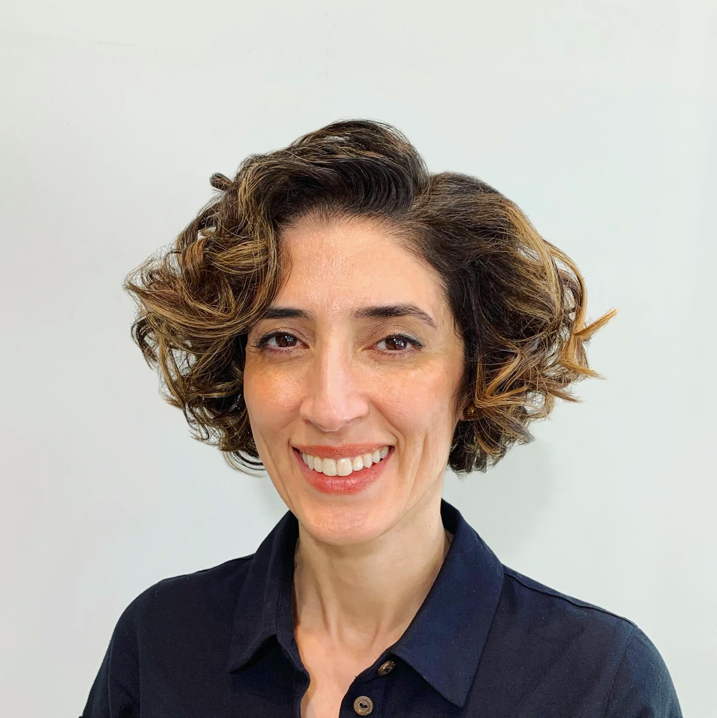 Eleganter, karamellfarbener Lockenbob mit dynamischen Kontrasten