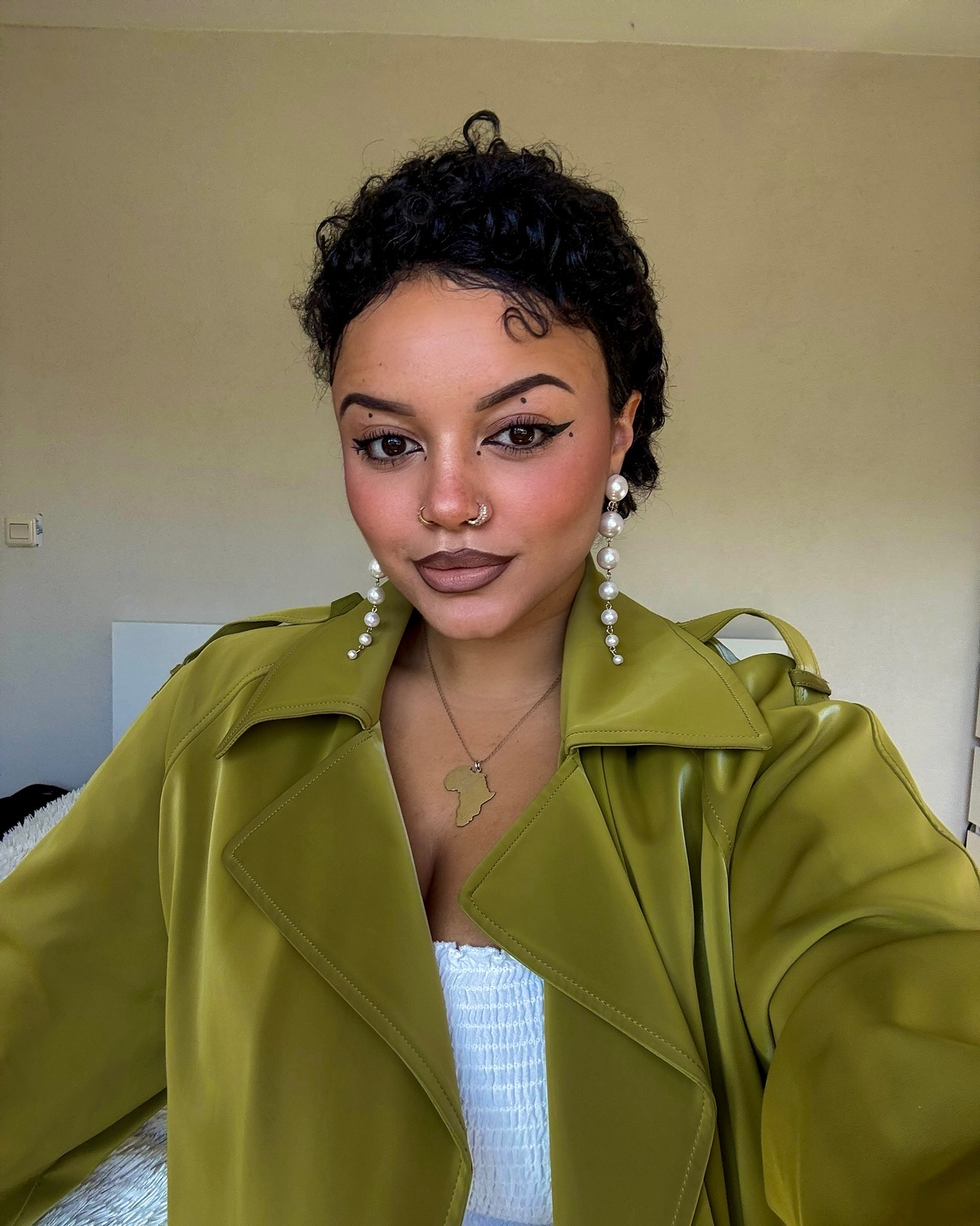 Topo encaracolado elegante e delicado com bordas esculpidas.