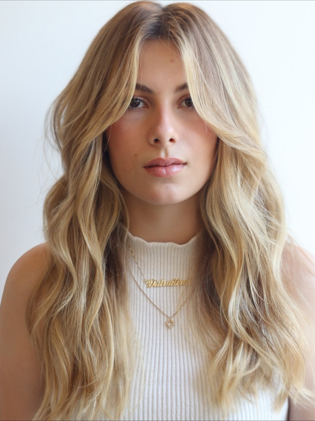 Fließende goldene Wellen mit subtiler Tiefe