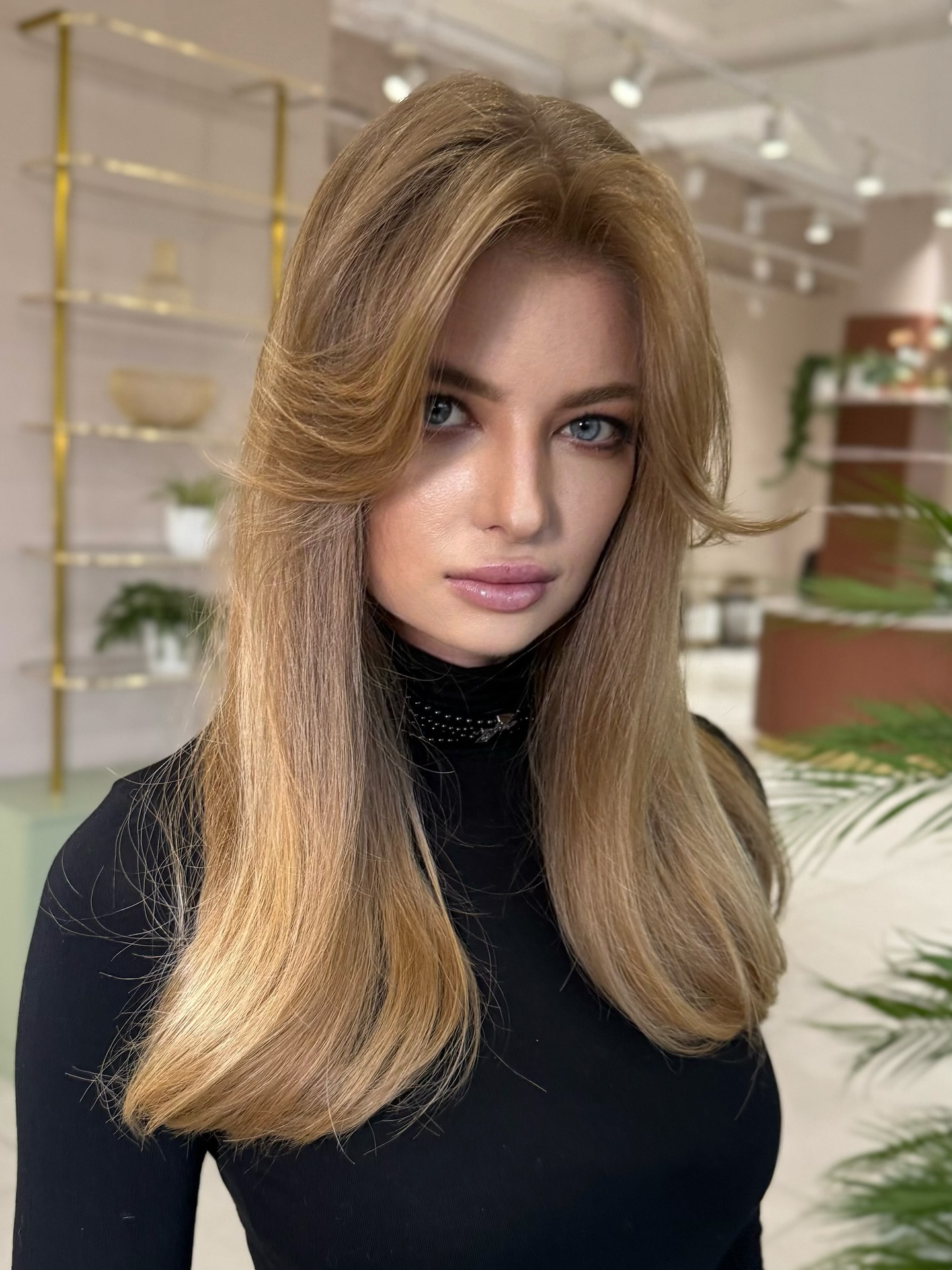 Glamouröser, goldblonder Stufenschnitt