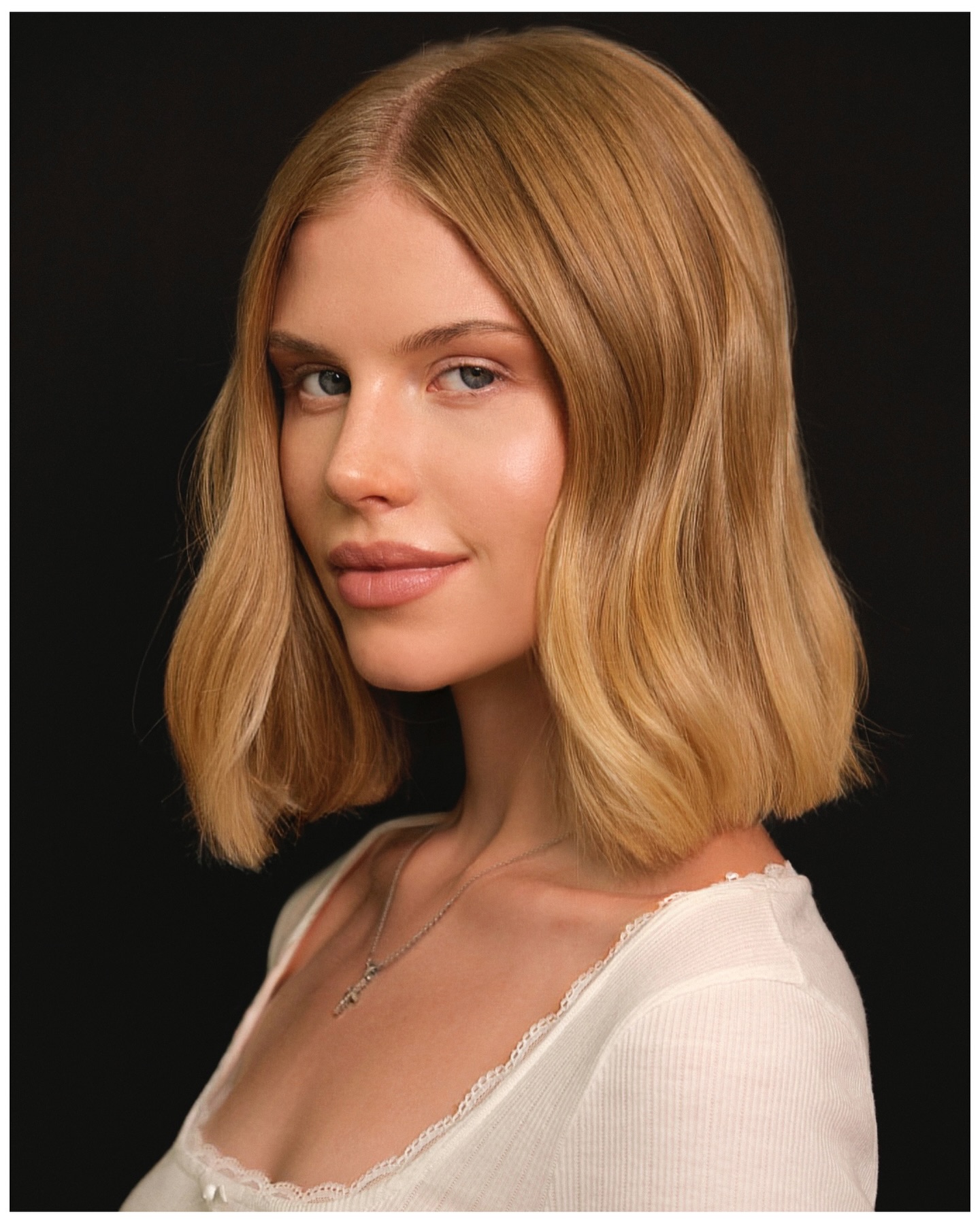 Glänzender, goldener Stufenbob für feines Haar