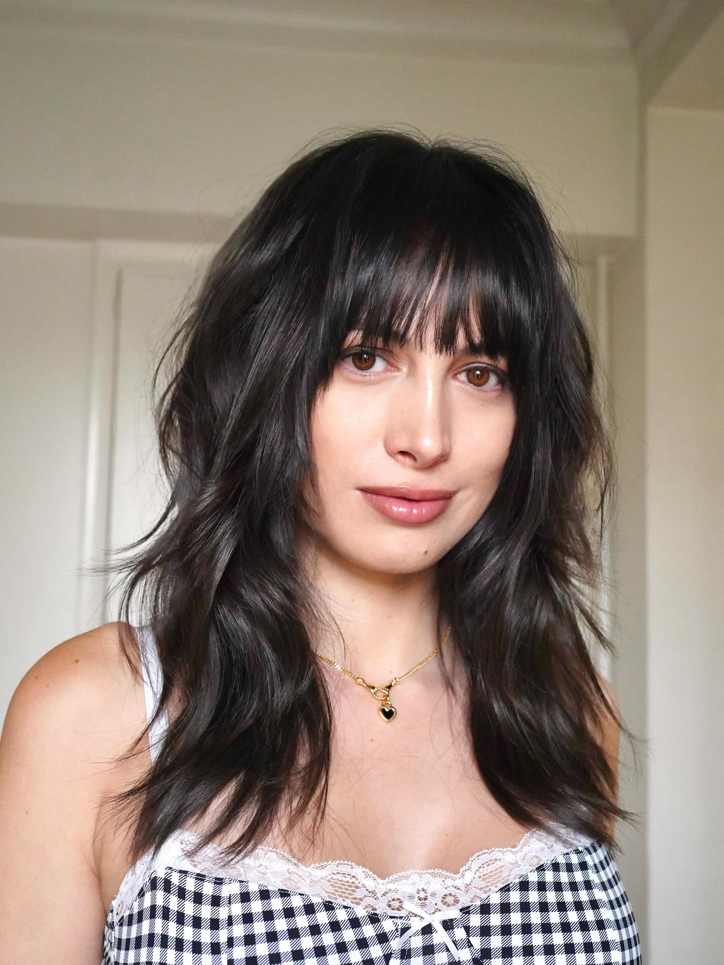 Tiefschwarzer Shag mit strukturiertem Pony