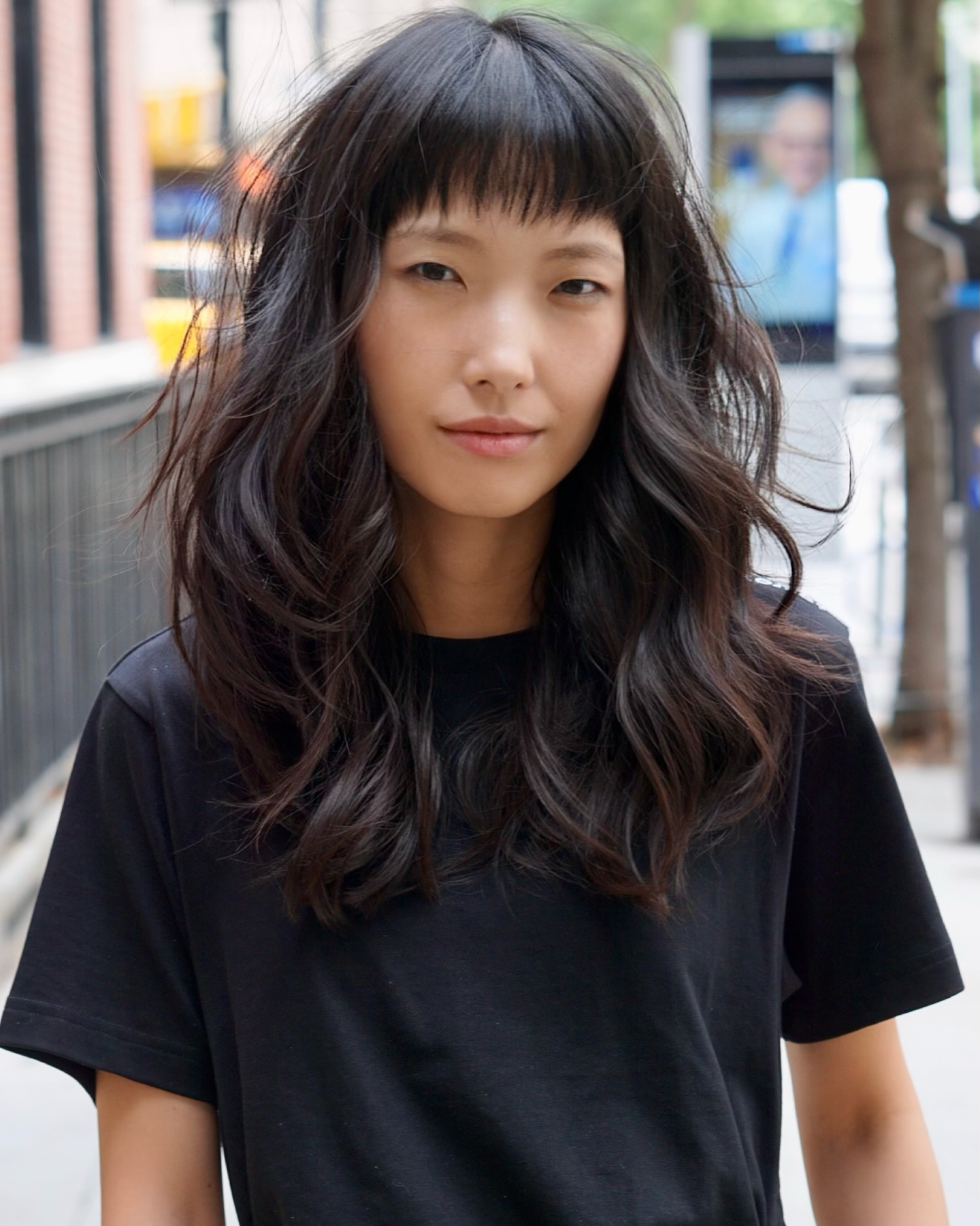 Gestufte Espresso-Wellen mit fransigem Pony