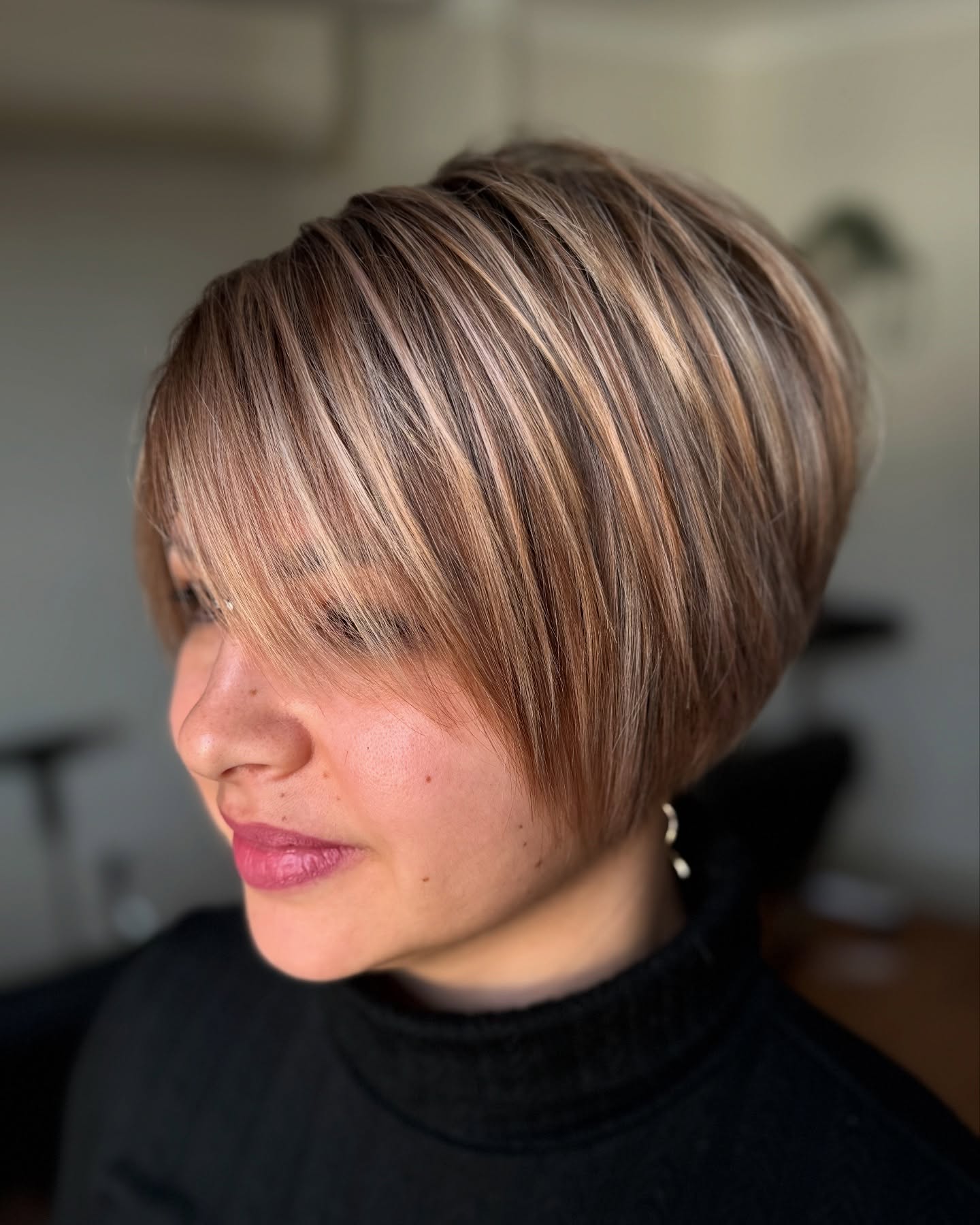 Modern Beige Blonde Bob with Precision Layers