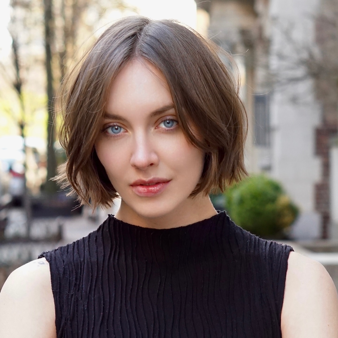 Moderner Mocha-Haarschnitt mit sanfter Konturierung