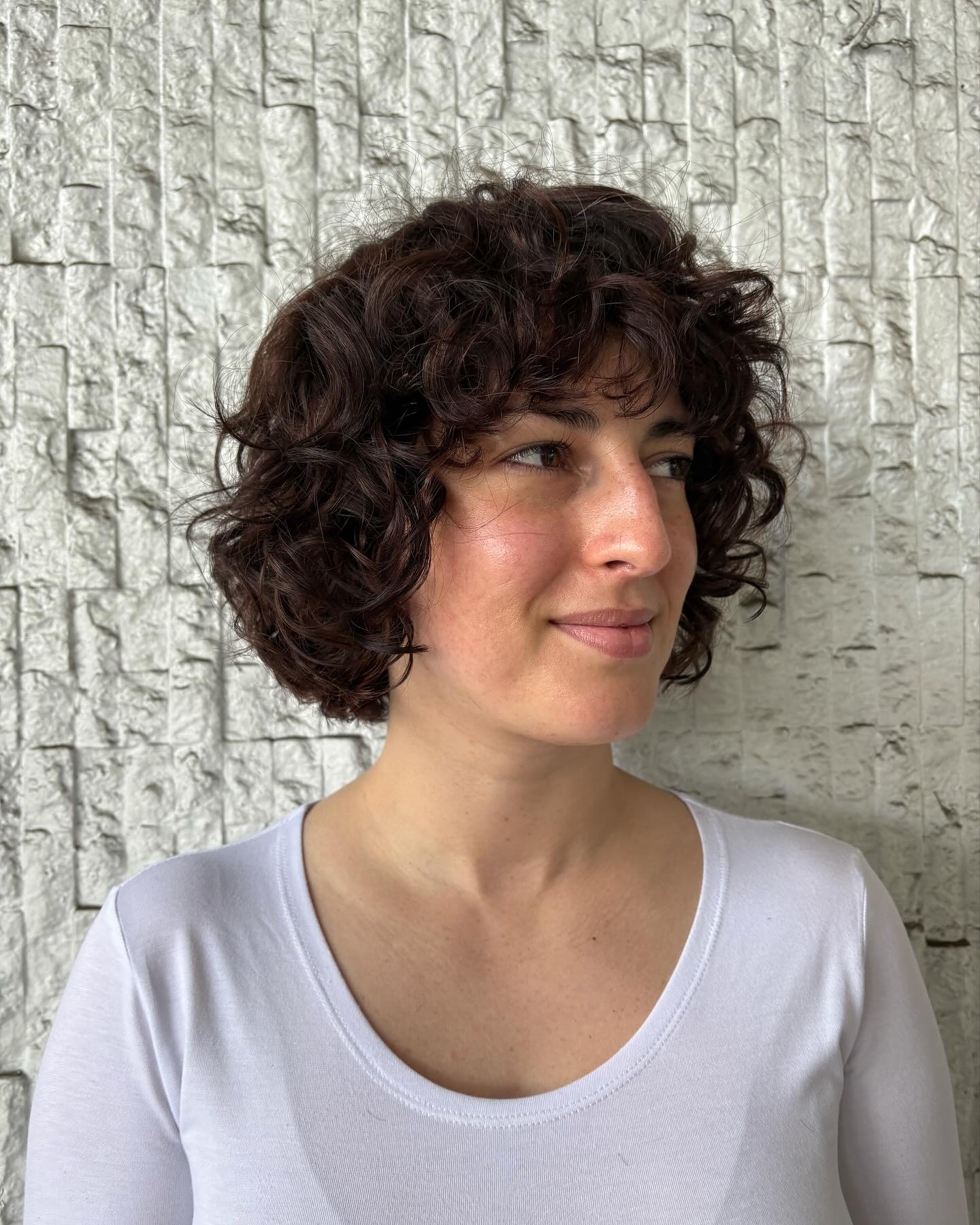 Bob cacheado castanho natural com mechas sutis