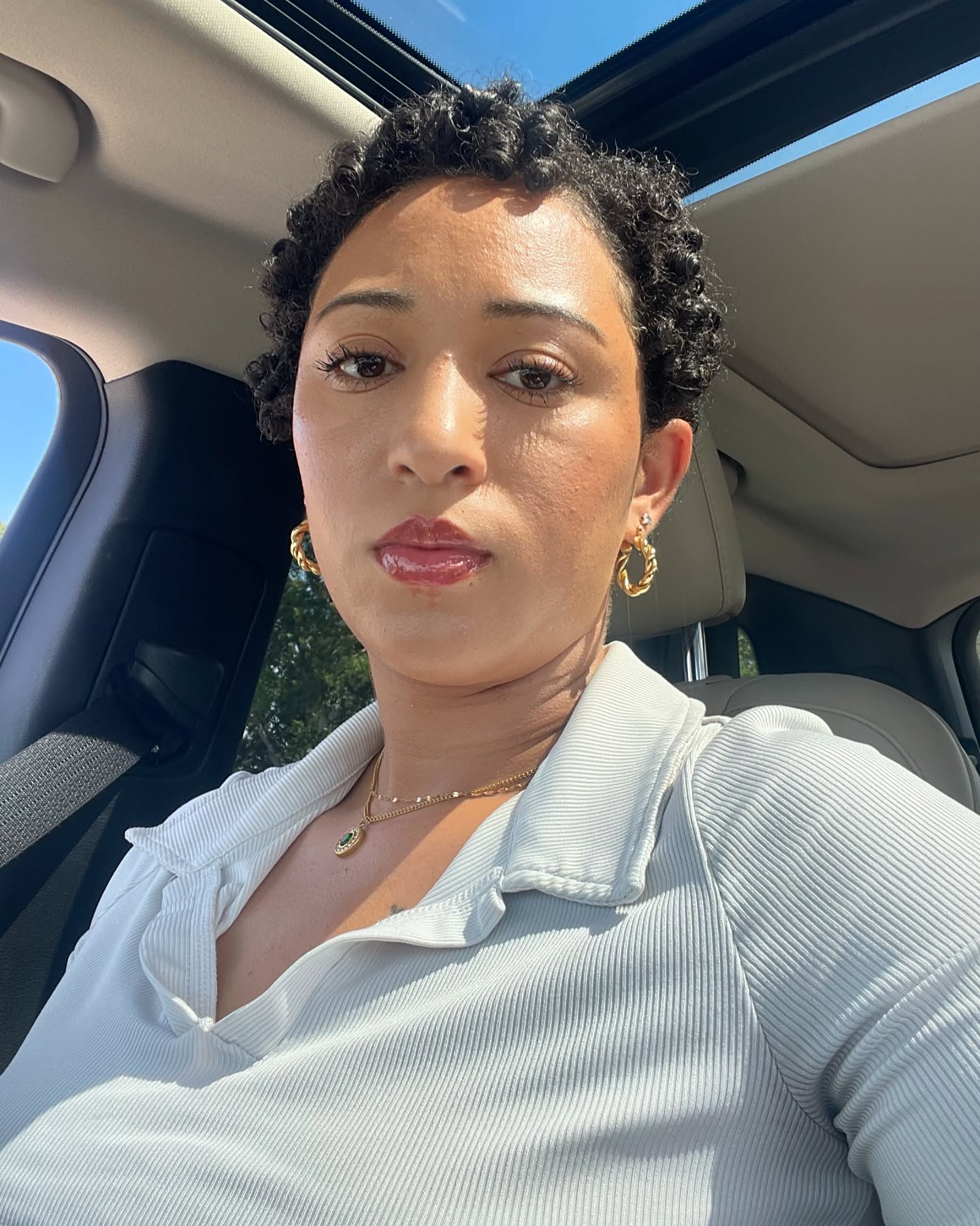 Corte de cabelo com cachos naturais perfeitamente definidos