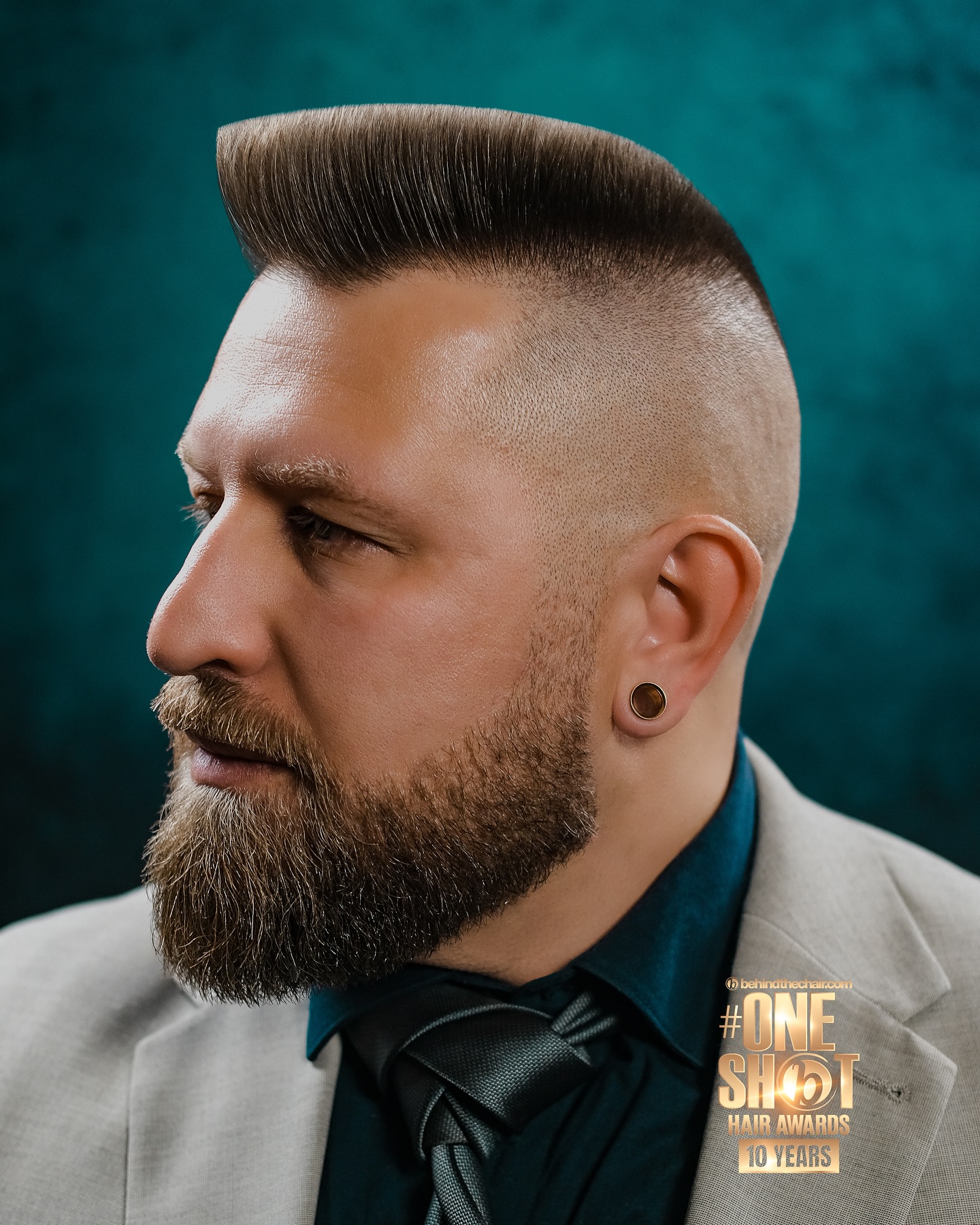 Elegante Pompadourfrisur mit präzisem Skin Fade