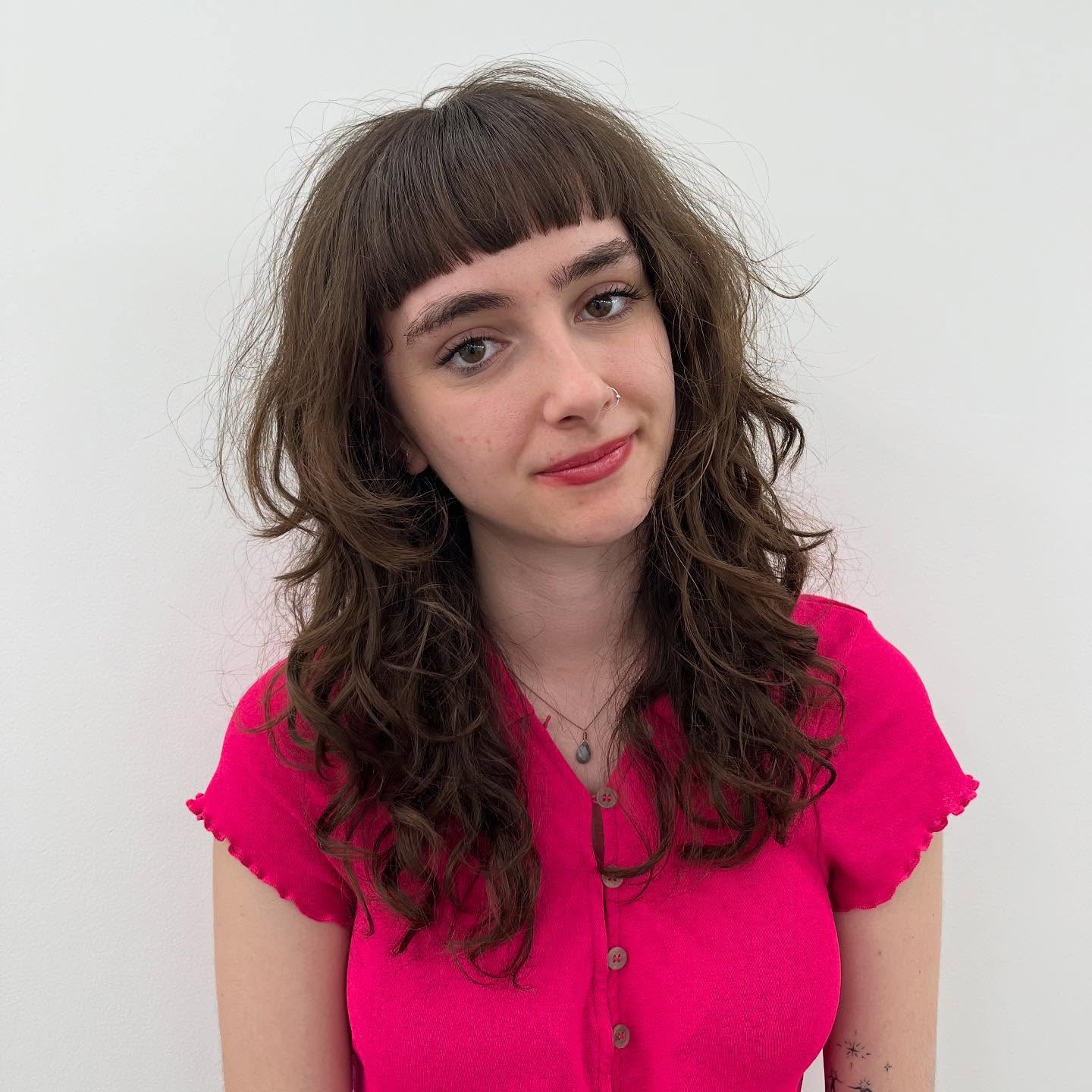 Retro-Inspired Fringe with Natural Wavy Layers