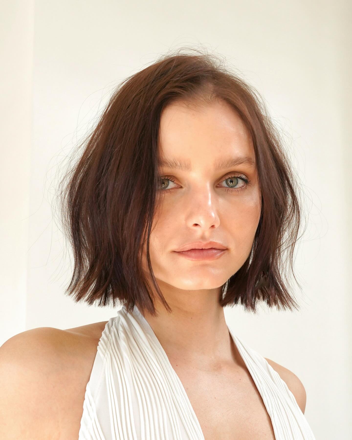 Sattes Kastanienbraun mit sanften Wellen