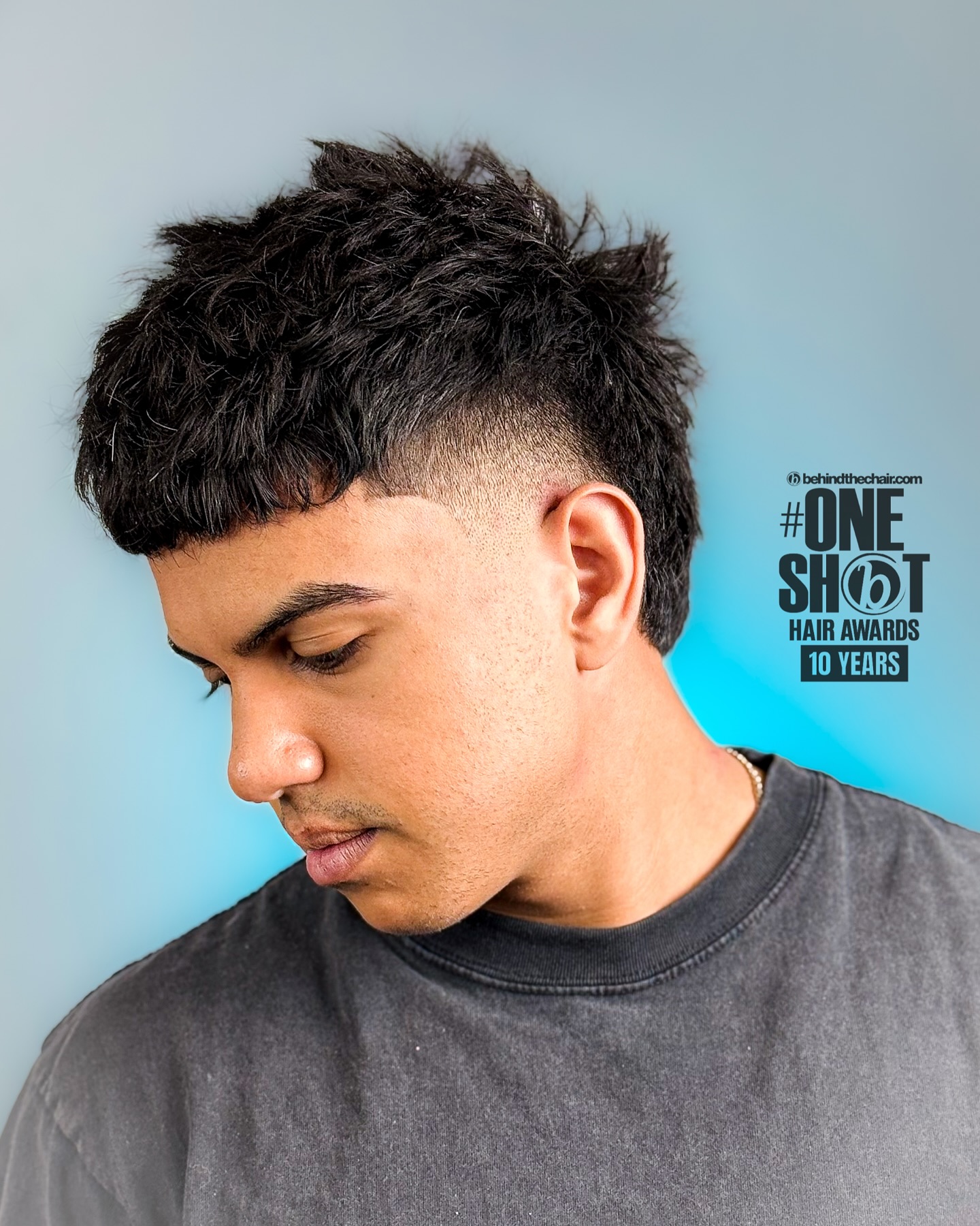 Robustes, schwarzes, fransig geschnittenes Oberteil mit kurzen Seiten.