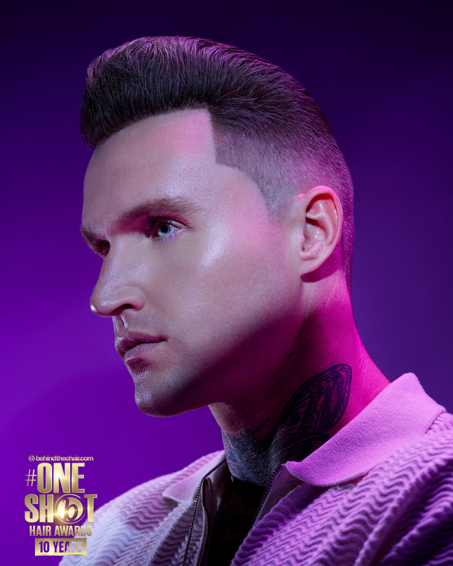 Skulpturierte Pompadourfrisur mit präziser Konturierung und hohem Farbverlauf