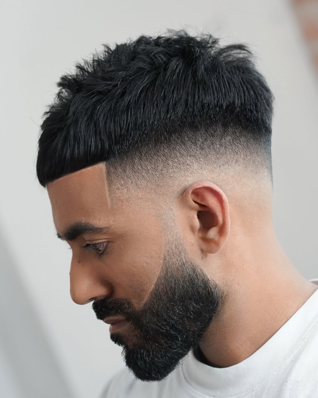 Scharfer Kontrast, verwaschener Kurzhaarschnitt mit strukturierter Oberseite